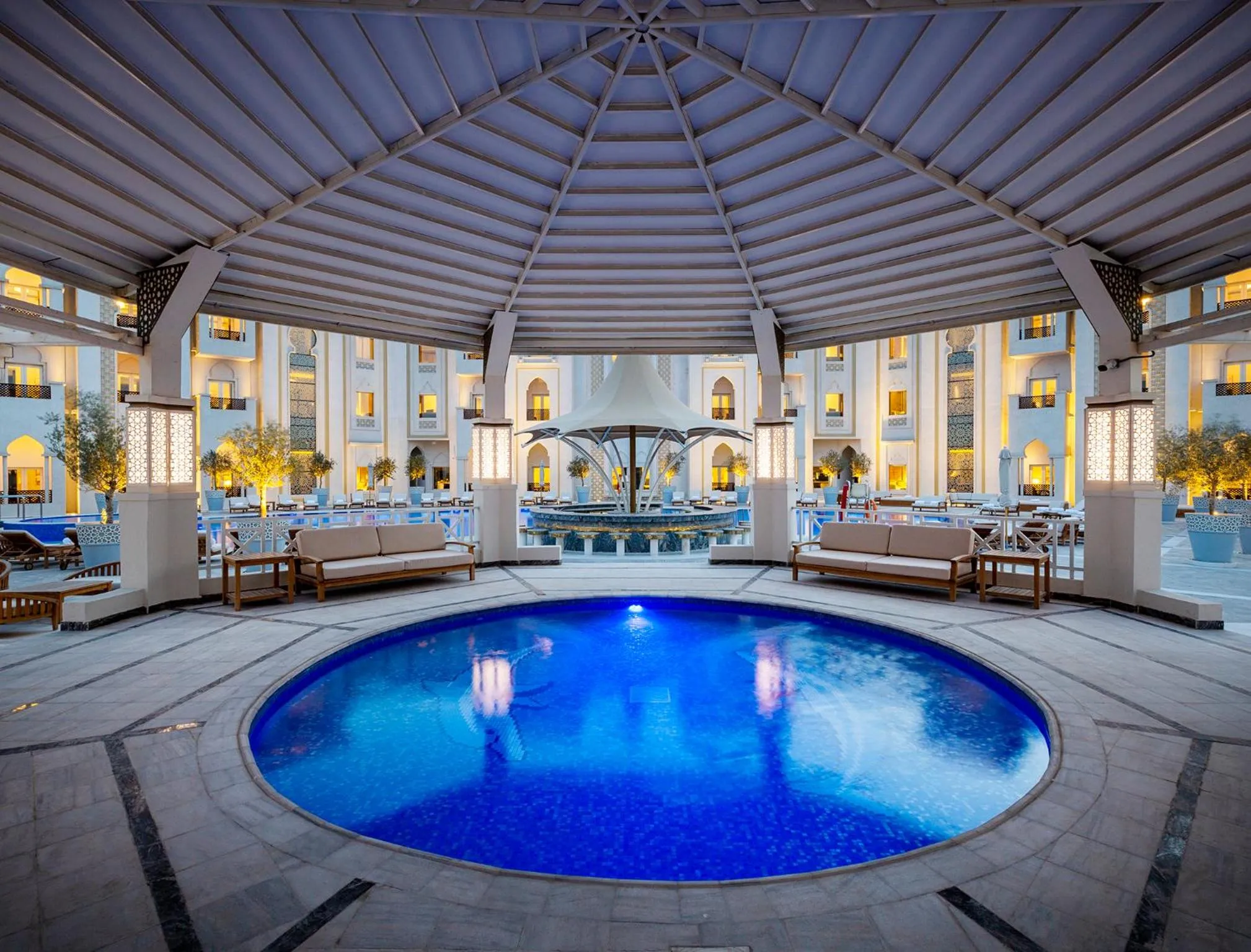 Swimming pool in Ezdan Palace Hotel