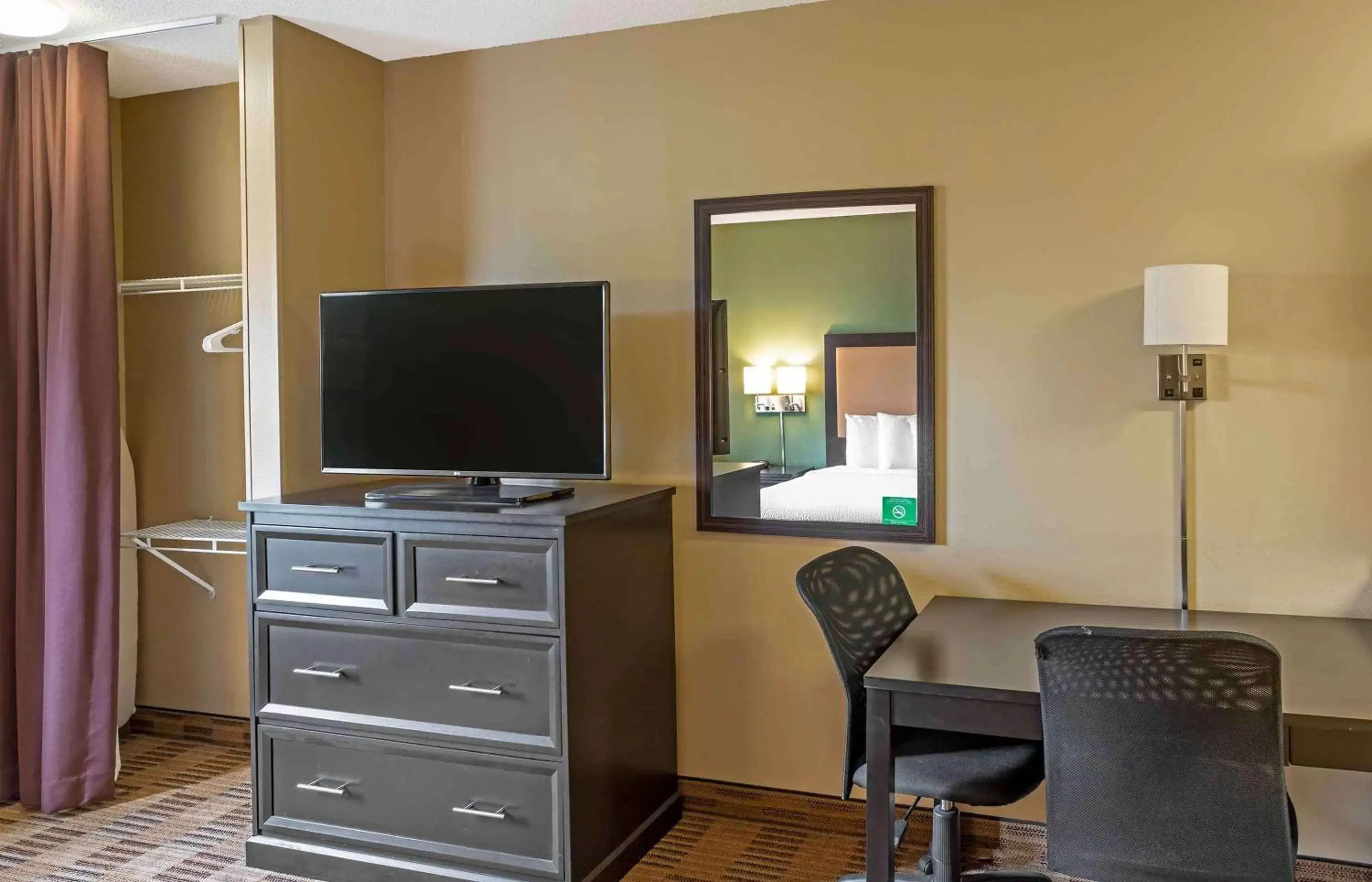 Bedroom, TV/Entertainment Center in Extended Stay America Suites - Meadowlands - Rutherford