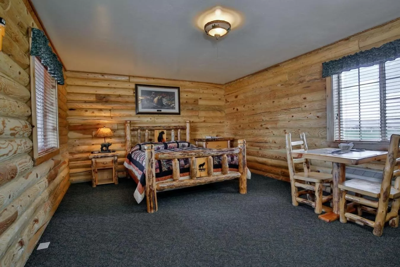 Bed in Wolf Den Log Cabin Motel and RV Park