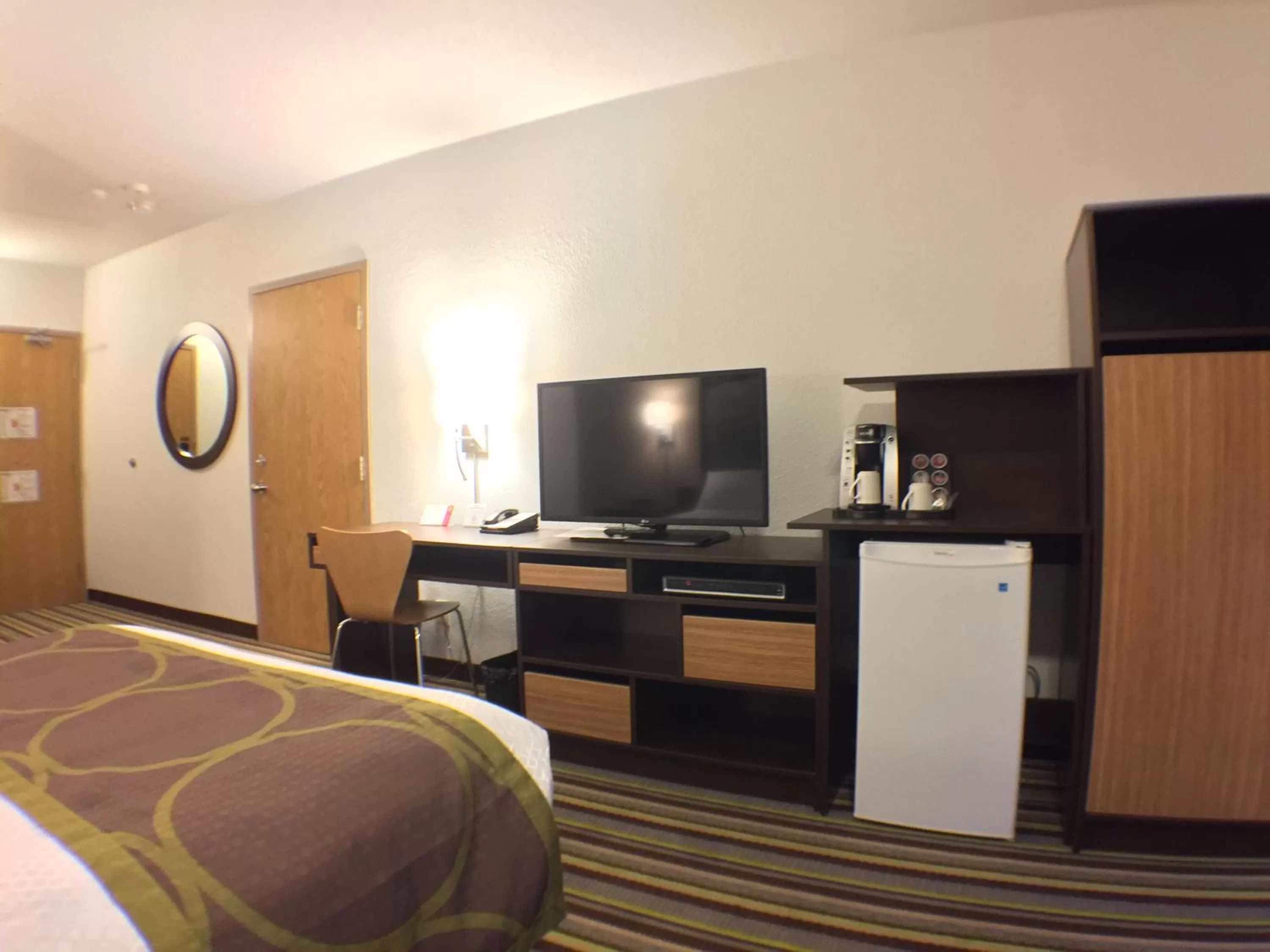 Photo of the whole room, Bed in Super 8 by Wyndham Kenora