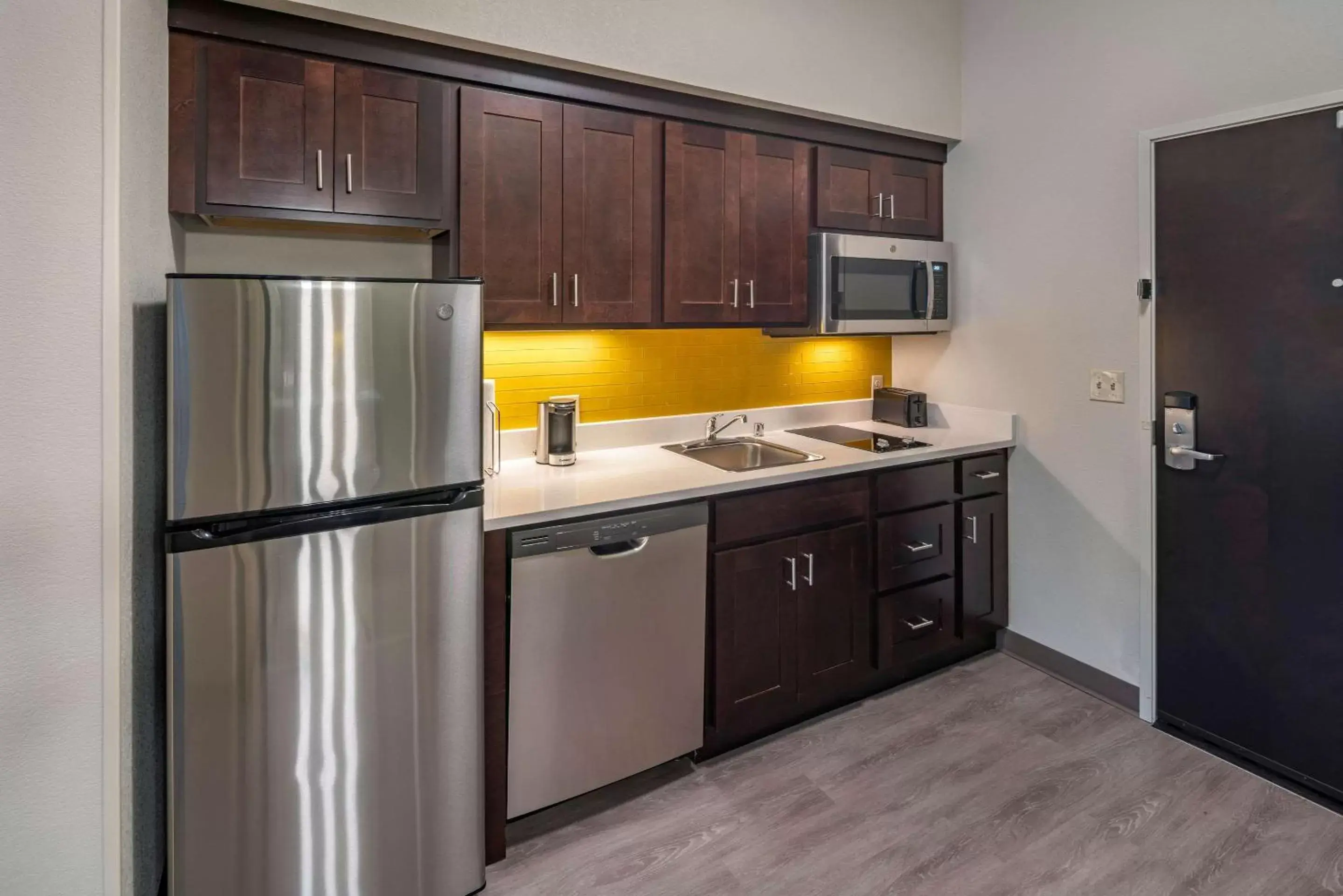 Photo of the whole room, Kitchen/Kitchenette in MainStay Suites Spokane Airport