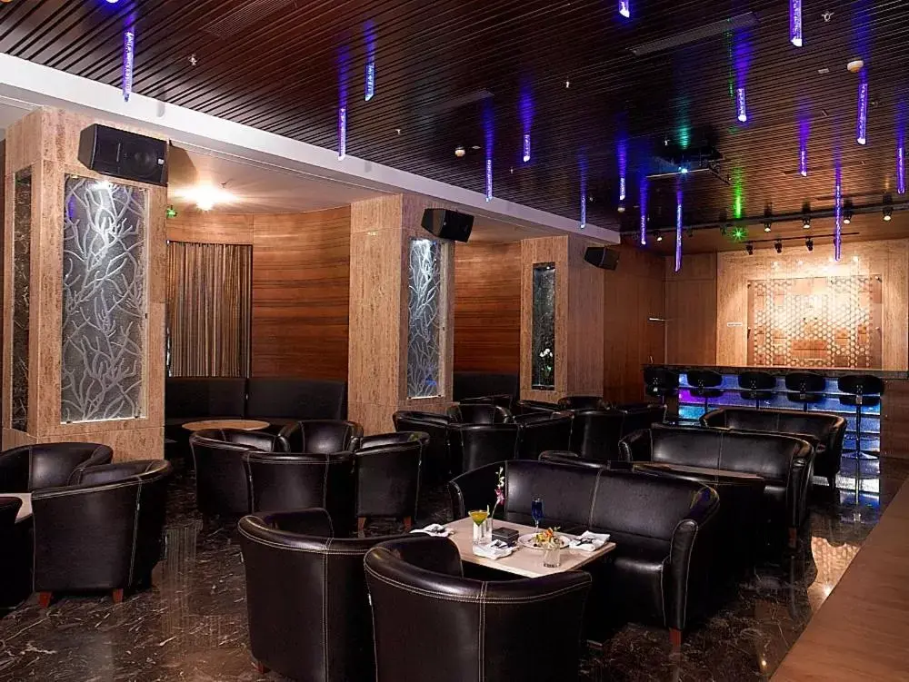 Lounge or bar in Royal Orchid Central Kireeti-HAMPI Hospet