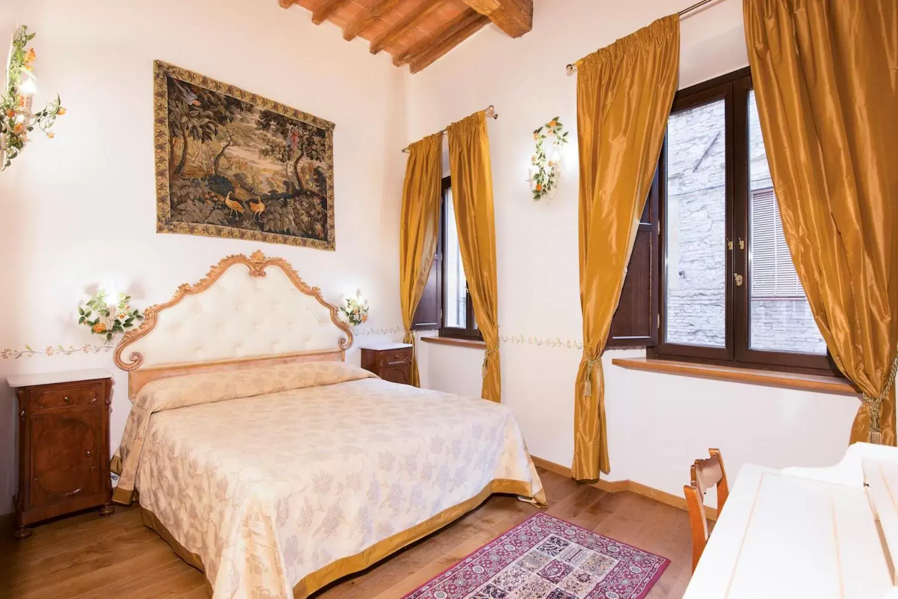 Quiet street view, Bed in Palazzo Pacini Quiet street view, Bed in Palazzo Pacini