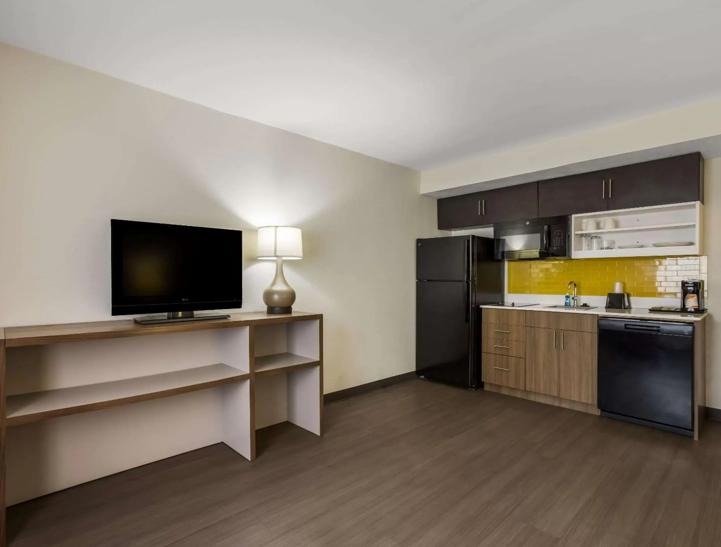 Bedroom, Kitchen/Kitchenette in MainStay Suites Savannah Midtown