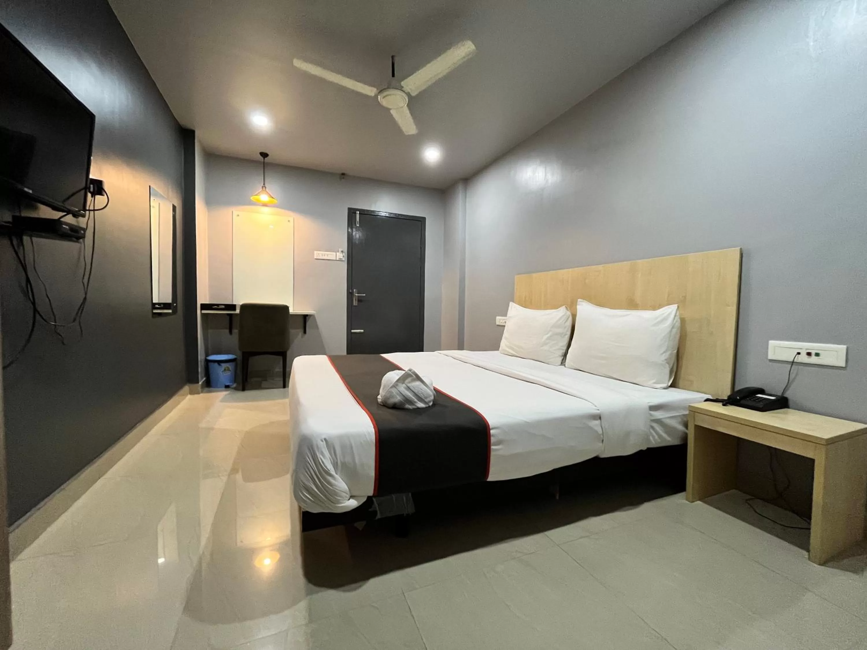 Communal lounge/ TV room, Bed in RJB Grand