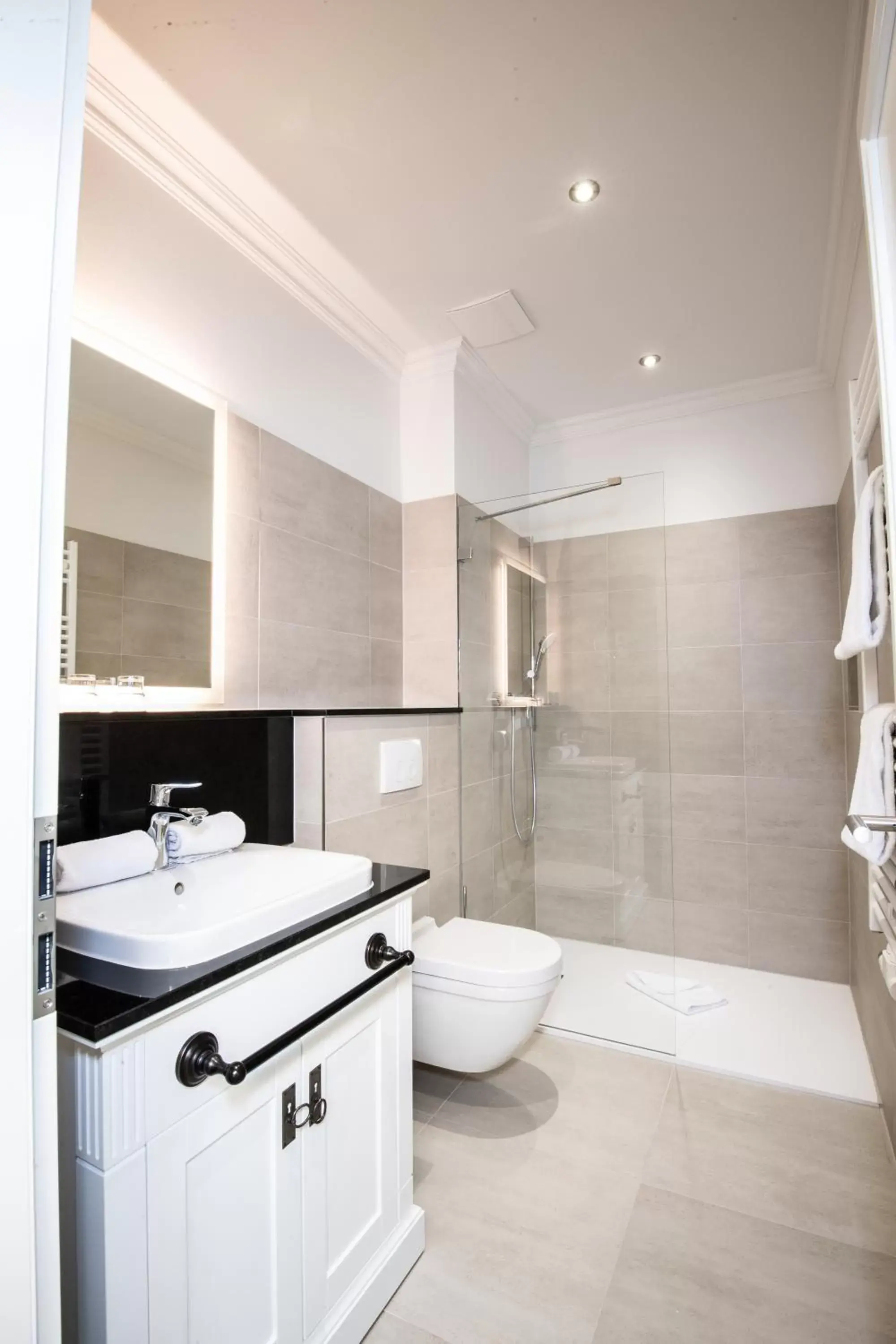 Shower, Bathroom in Hotel Vier Jahreszeiten Kühlungsborn