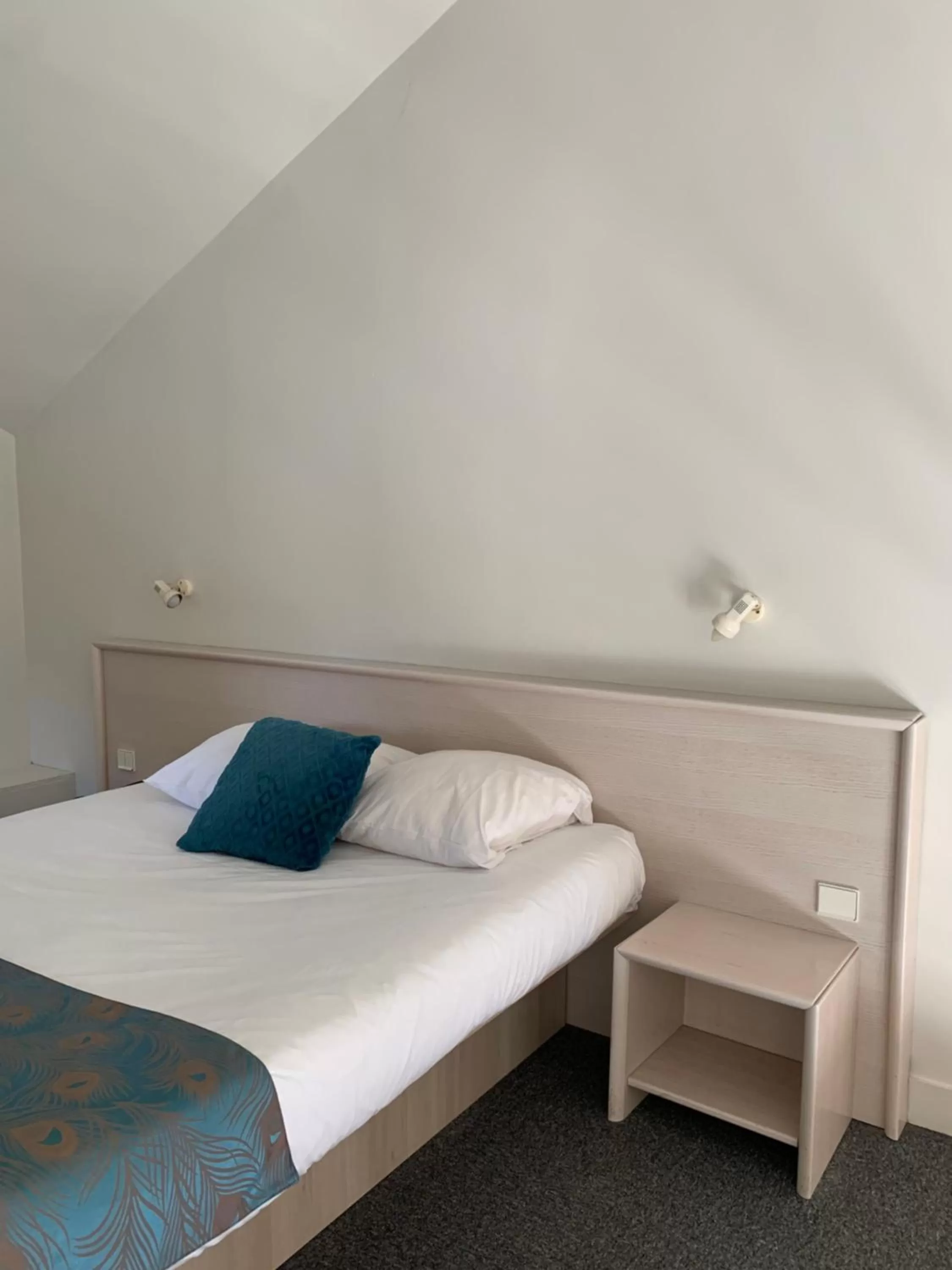 Bedroom, Bed in Hôtel L'ile Du Saussay