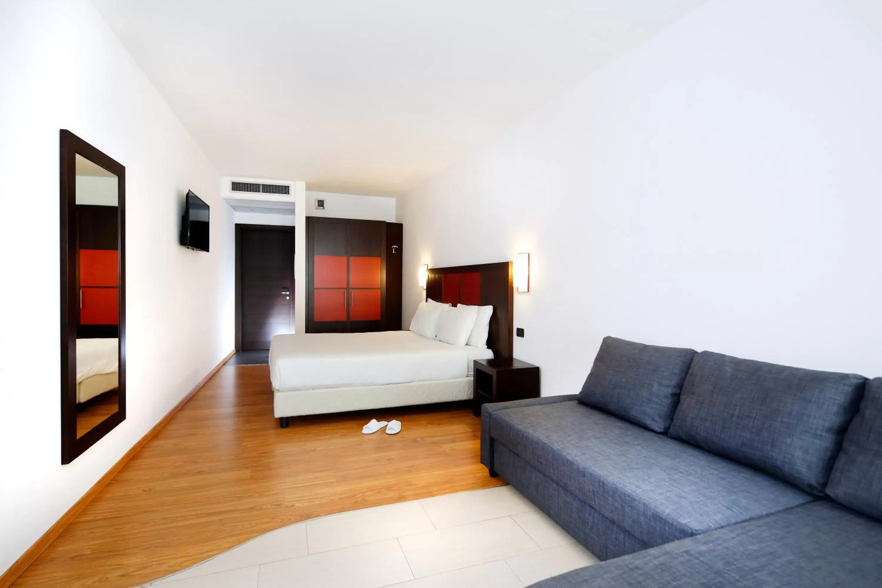 Shower, Seating Area in Hotel Holiday La Marca