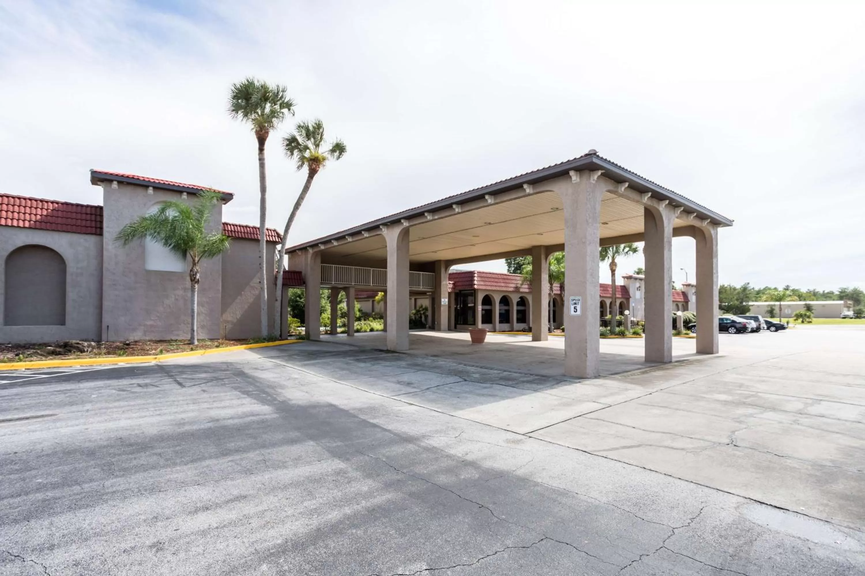 Property building in Motel 6-Spring Hill, FL - Weeki Wachee