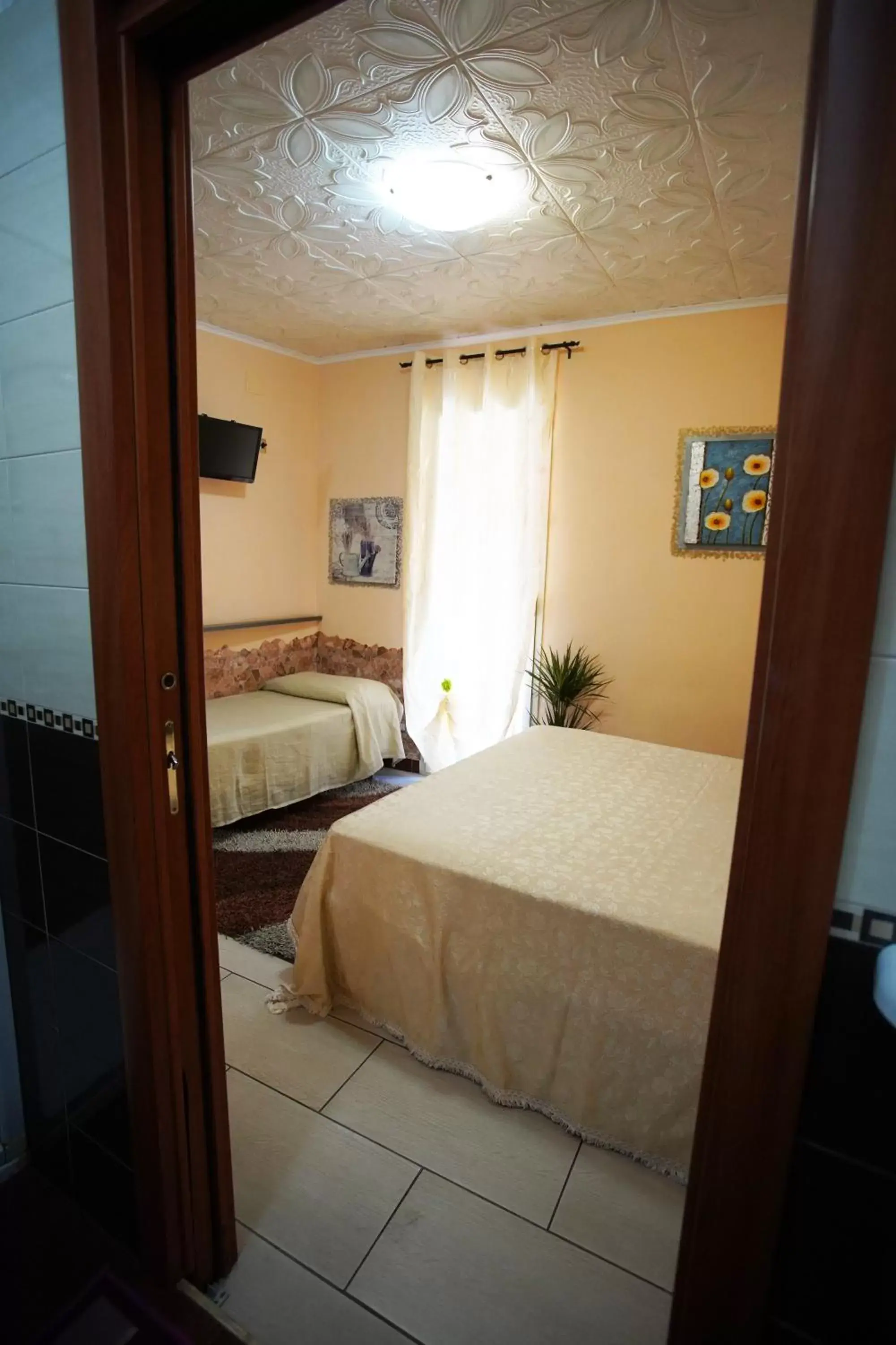 Photo of the whole room, Bed in Golden Dreams Reggio Calabria