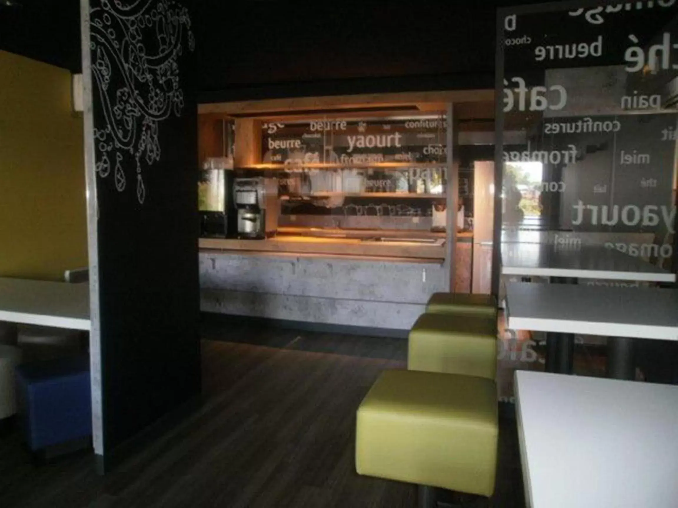 Restaurant/places to eat, Lounge/Bar in ibis budget Tarbes