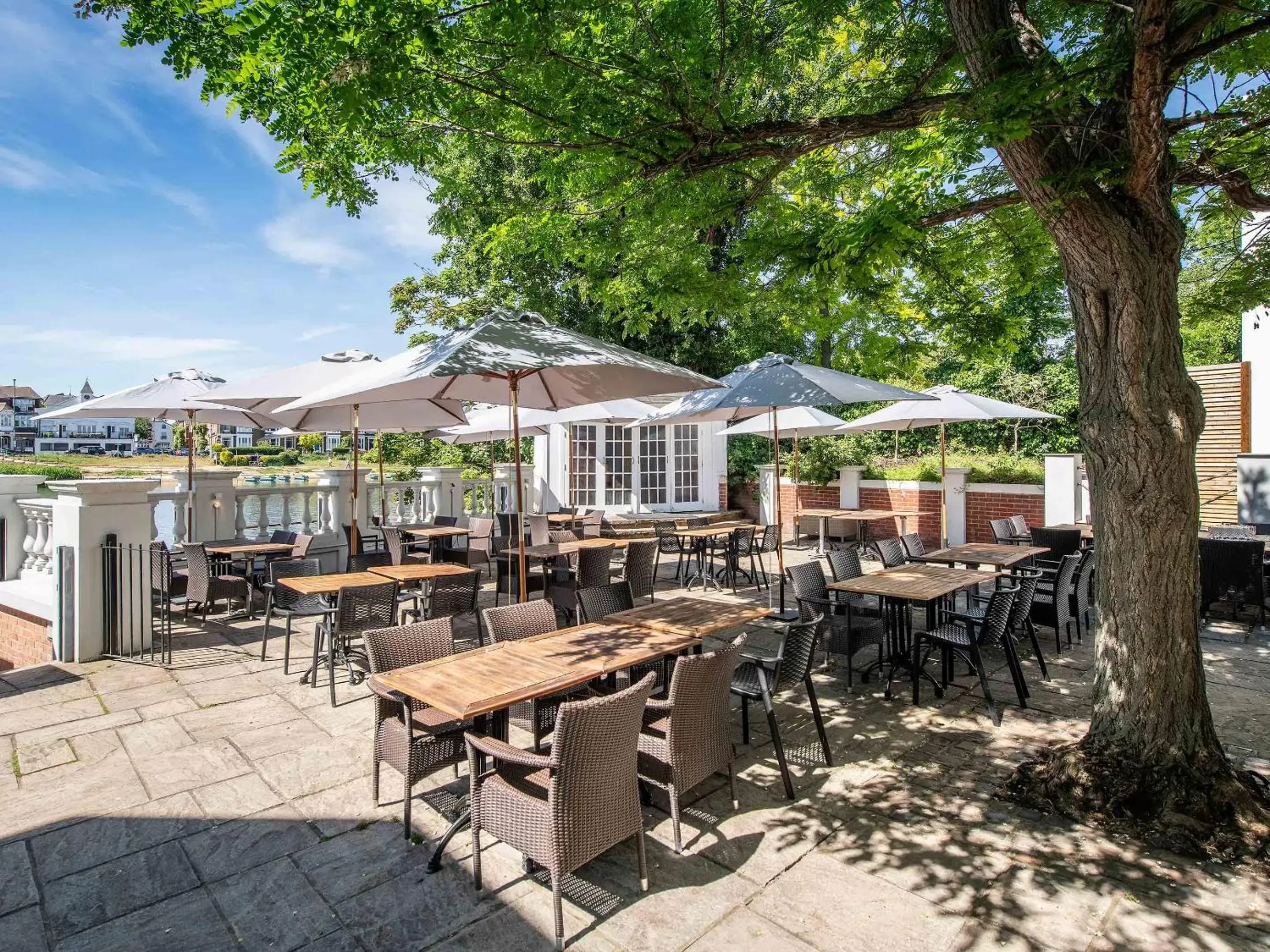 Patio, Restaurant/Places to Eat in Mitre Hotel