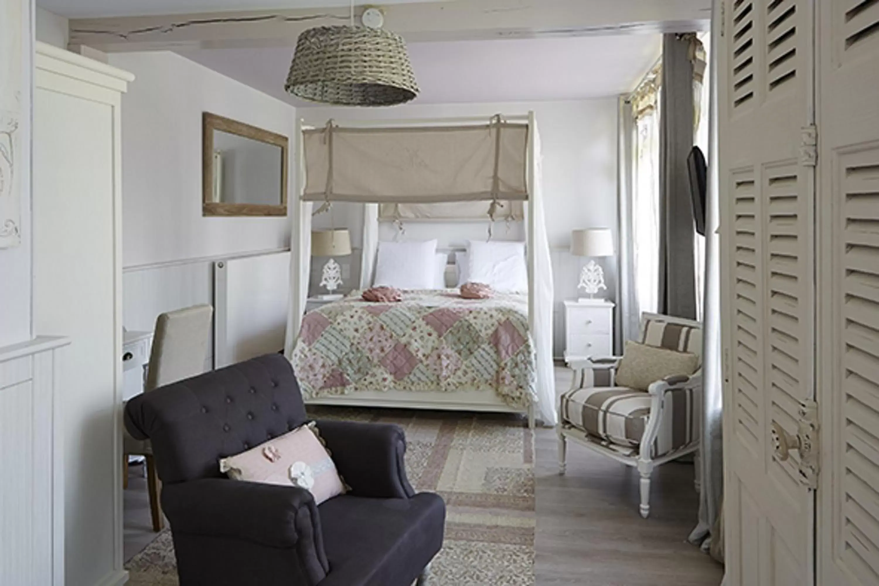 Photo of the whole room, Bed in The Originals Hôtel Le Cise Restaurant Chambres et Suites Photo of the whole room, Bed in The Originals Hôtel Le Cise Restaurant Chambres et Suites