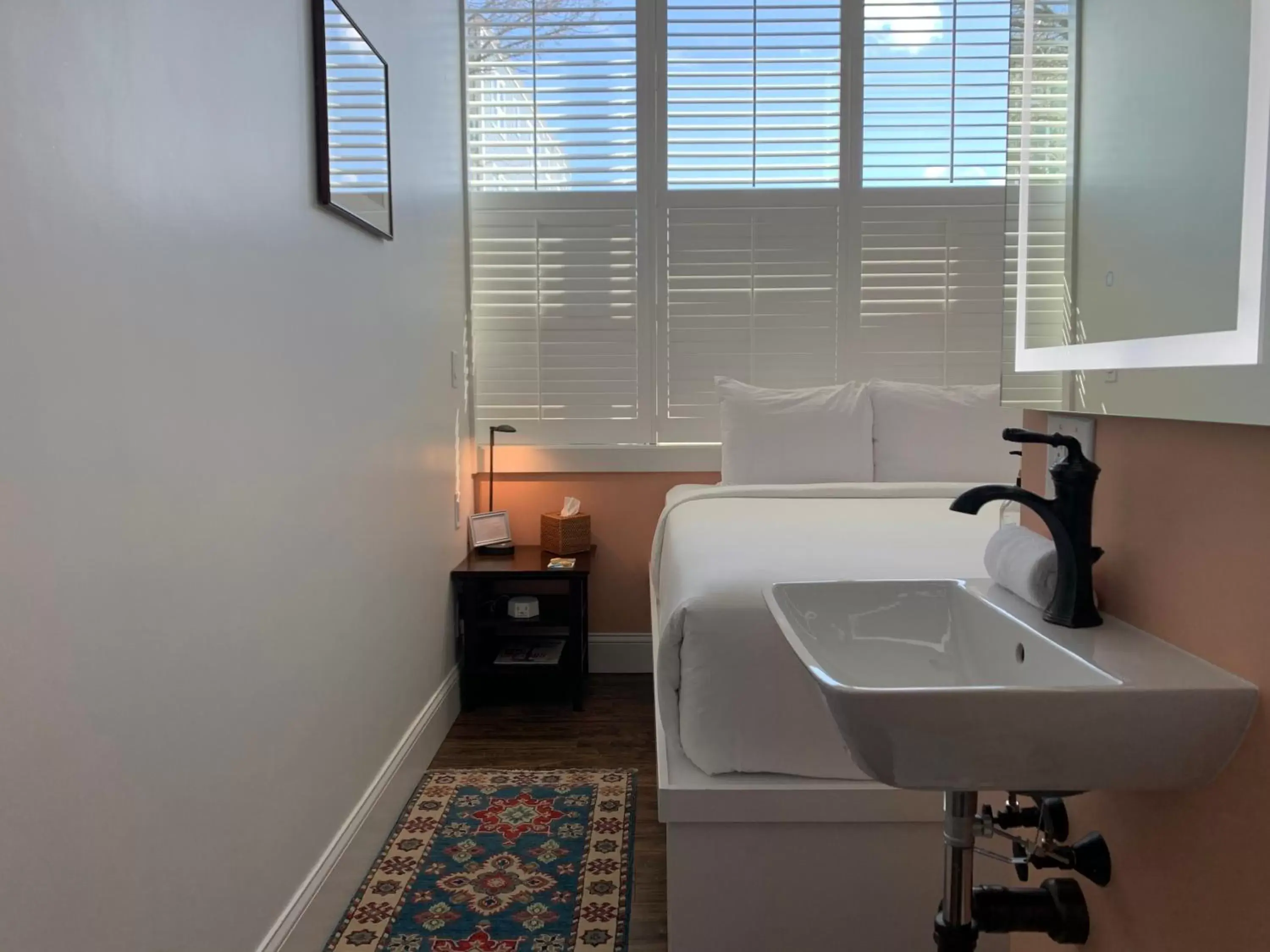 Photo of the whole room, Bathroom in The Cabot Lodge