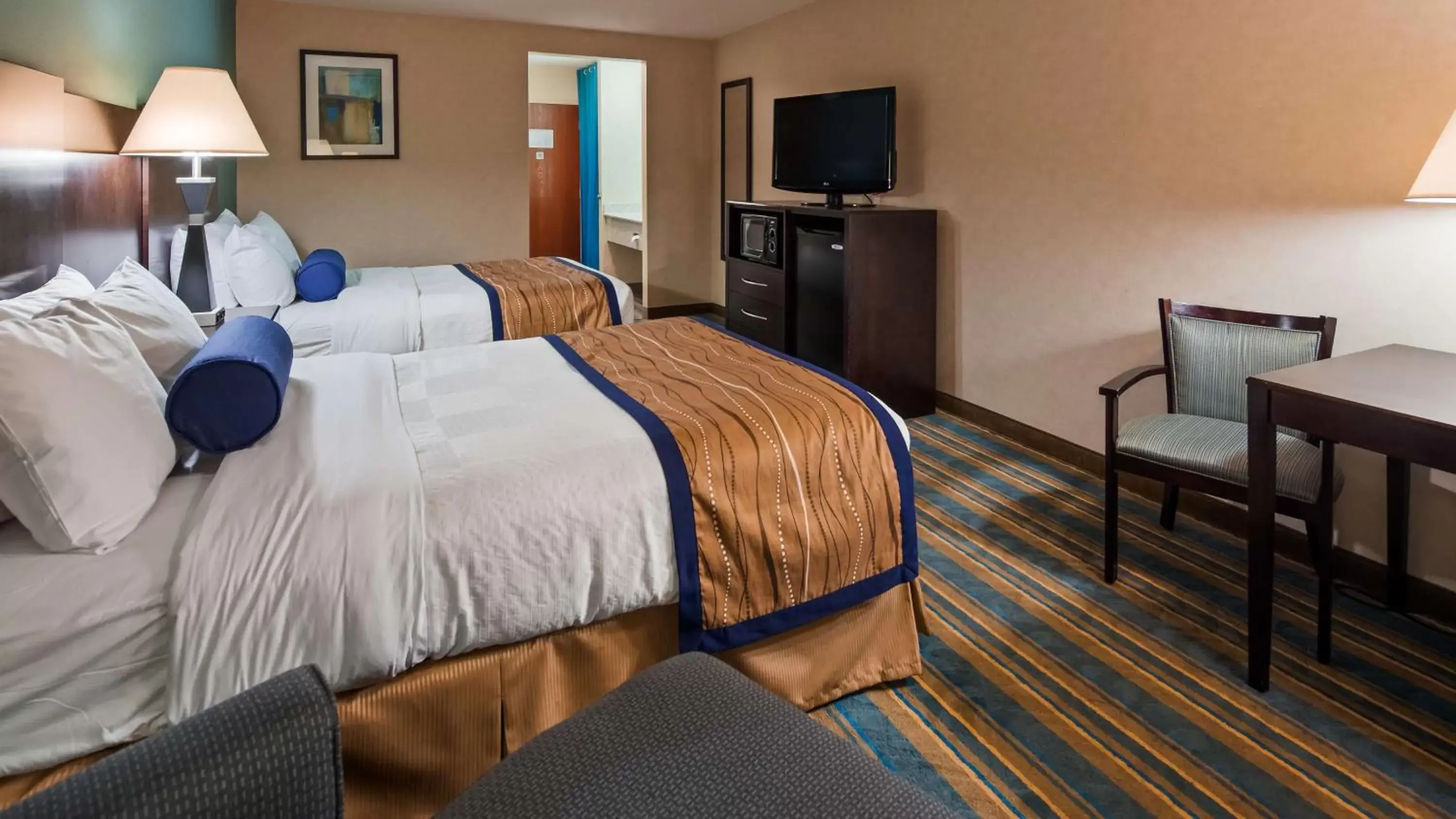 Photo of the whole room, Bed in Best Western Plus Berkshire Hills Inn & Suites