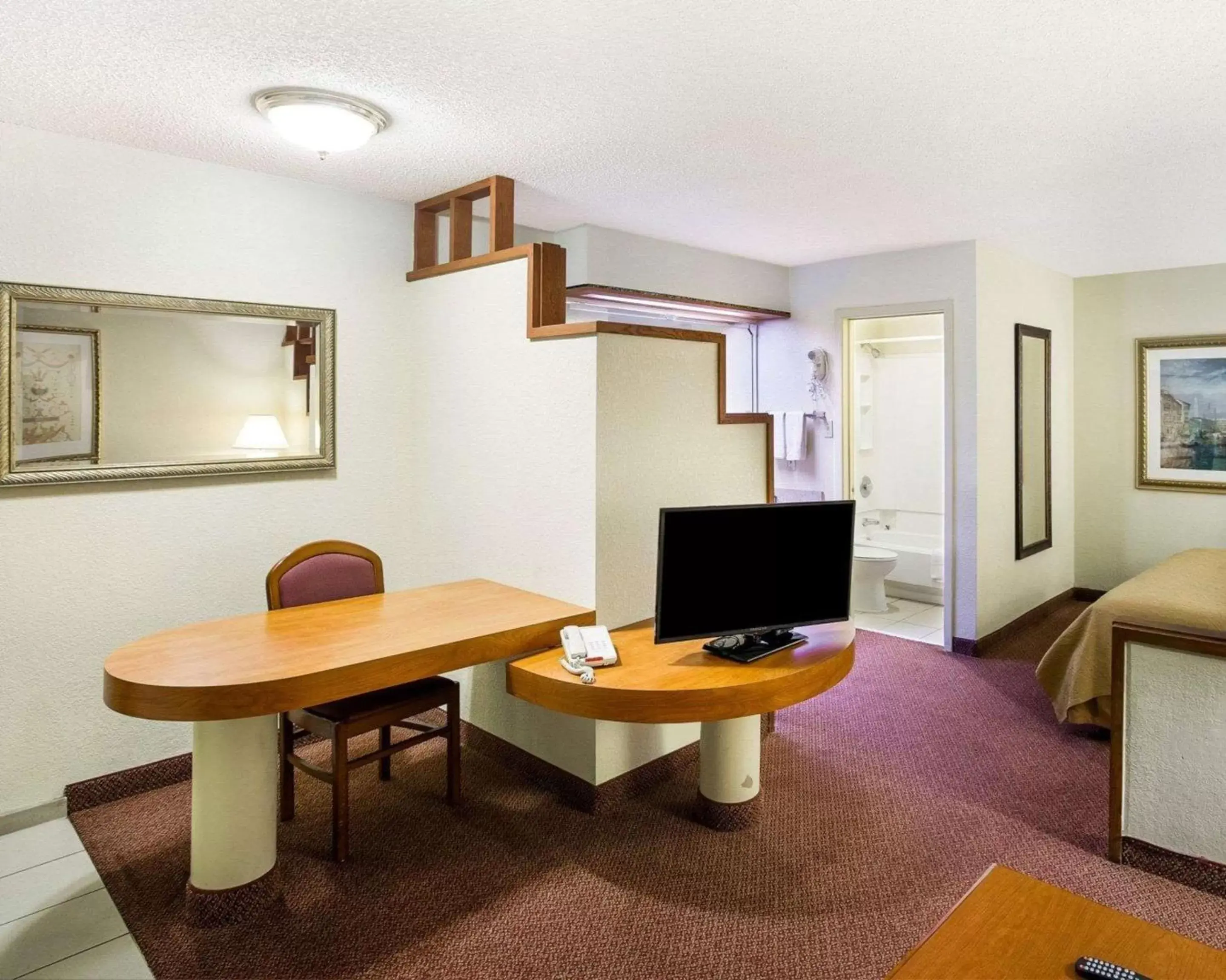 Photo of the whole room, TV/Entertainment Center in Rodeway Inn & Suites South of Fiesta Park