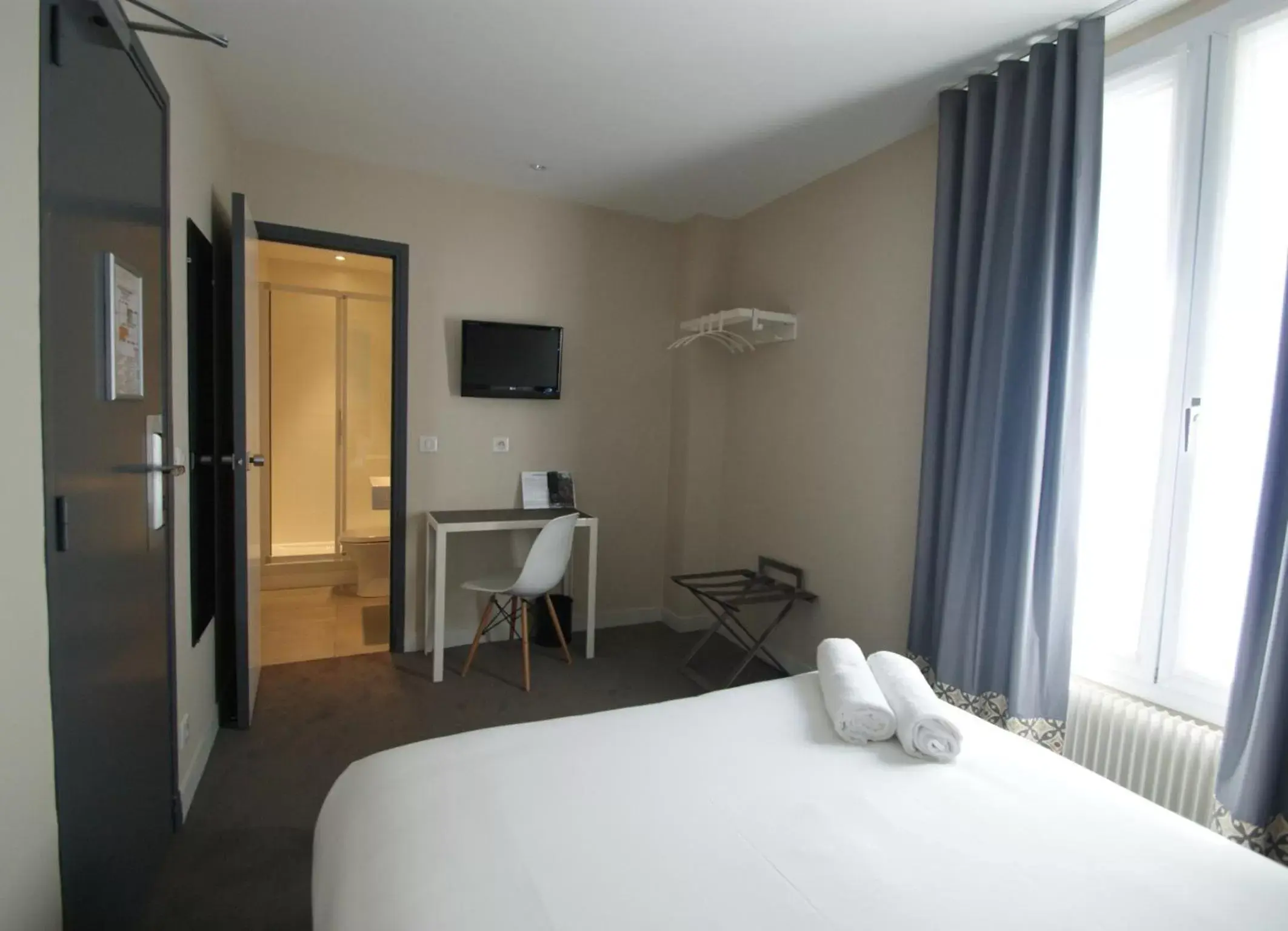 TV and multimedia, Bed in Acropolis Hotel Paris Boulogne