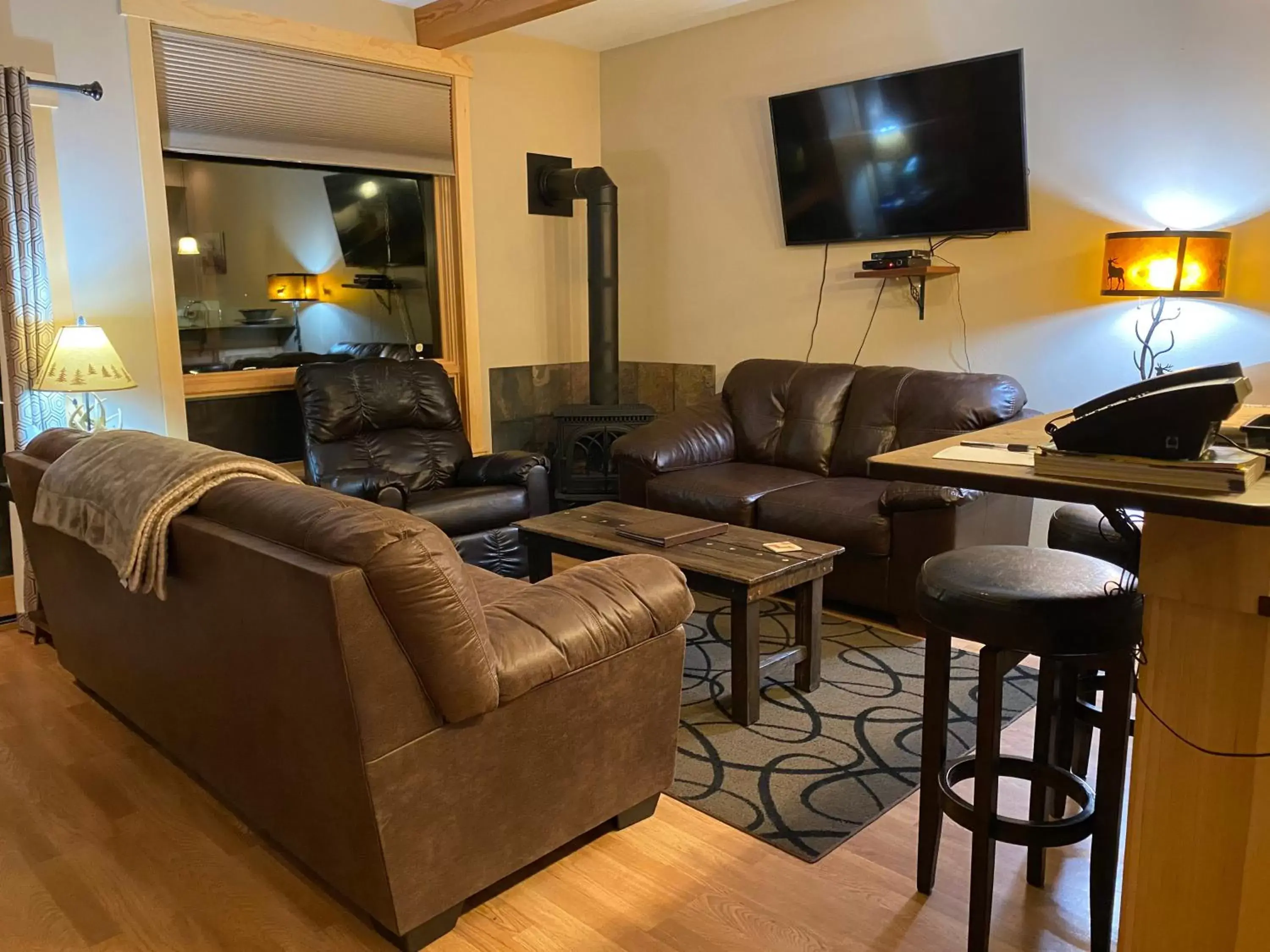 Living room, Seating Area in Twisp River Suites