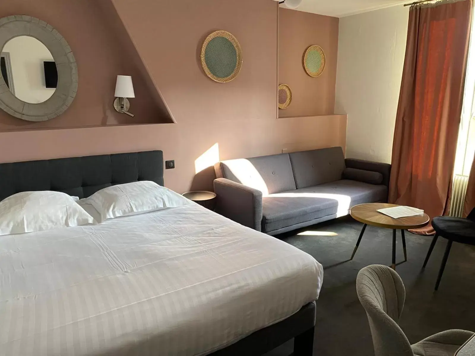 Bedroom, Bed in The Originals Boutique, Hôtel La Colonne de Bronze, Saint-Valéry-sur-Somme (Inter-Hotel)