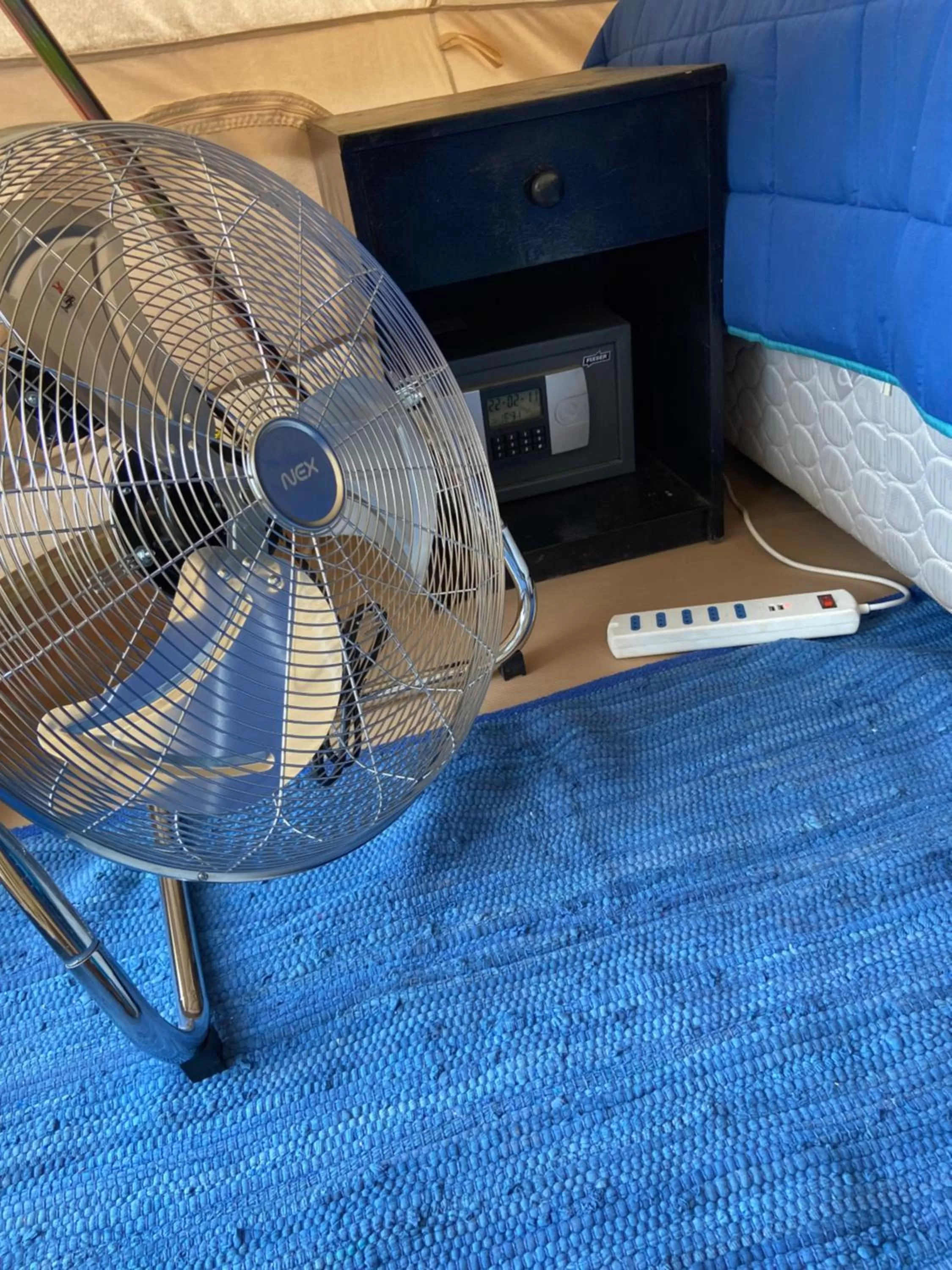 Bed, Swimming Pool in CaminAndes Hostal