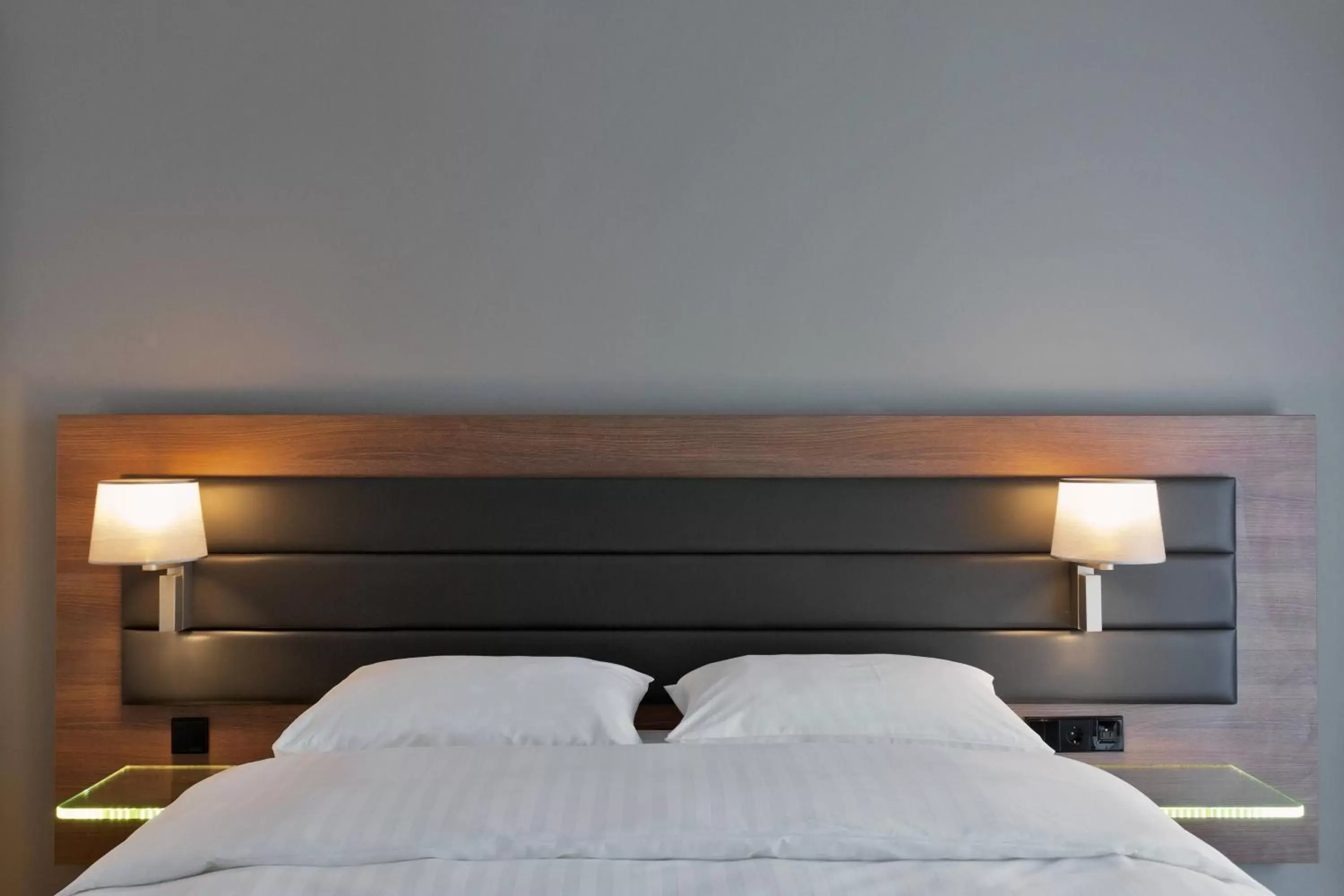 Photo of the whole room, Bed in Moxy Amsterdam Houthavens
