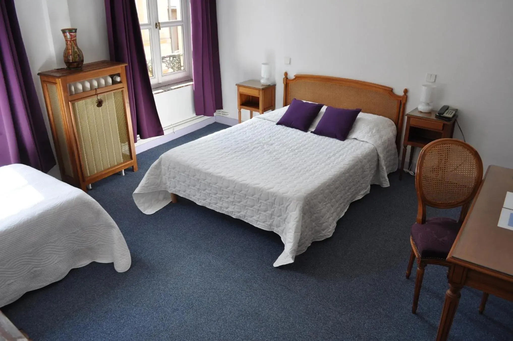 Photo of the whole room, Bed in Hôtel du Centre