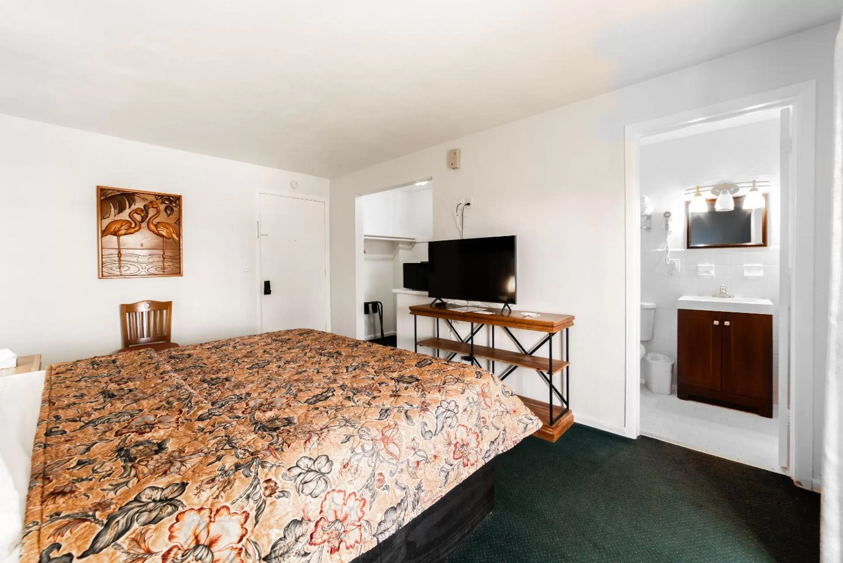 Bed, TV/Entertainment Center in Captain's Table Hotel by Everglades Adventures