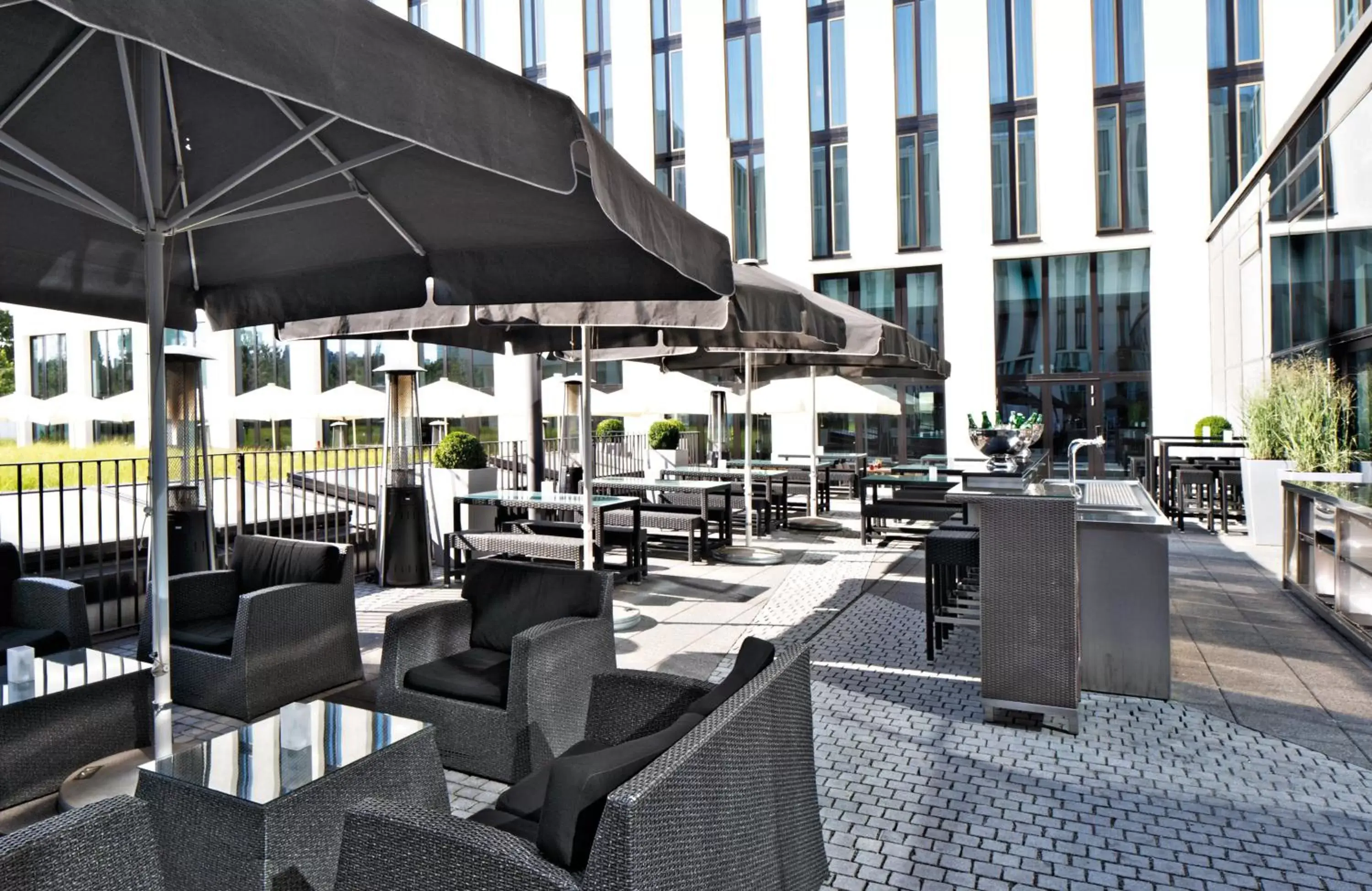 Property building, Restaurant/Places to Eat in Leonardo Royal Hotel Munich