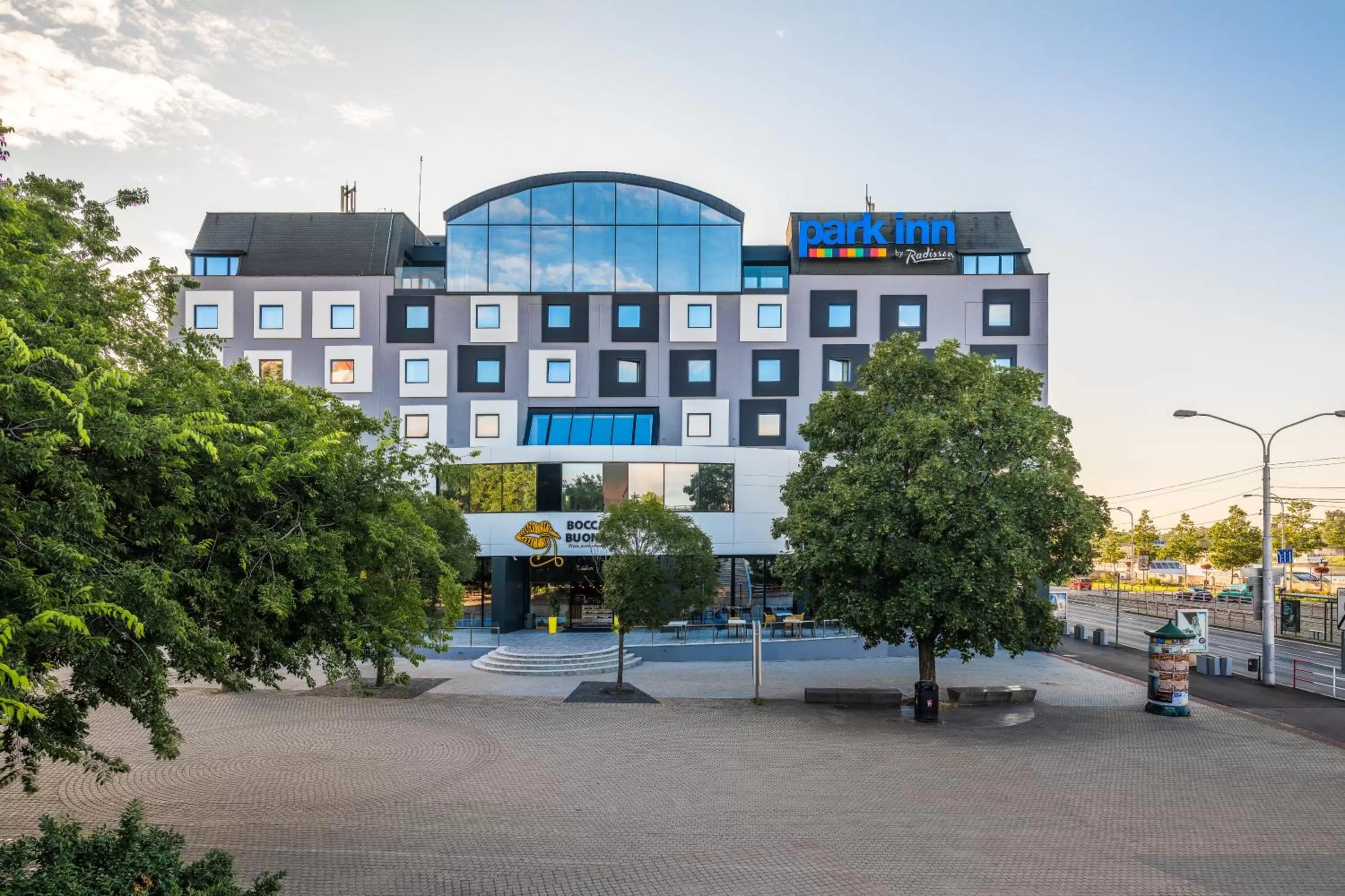 Facade/entrance in Park Inn by Radisson Danube Bratislava