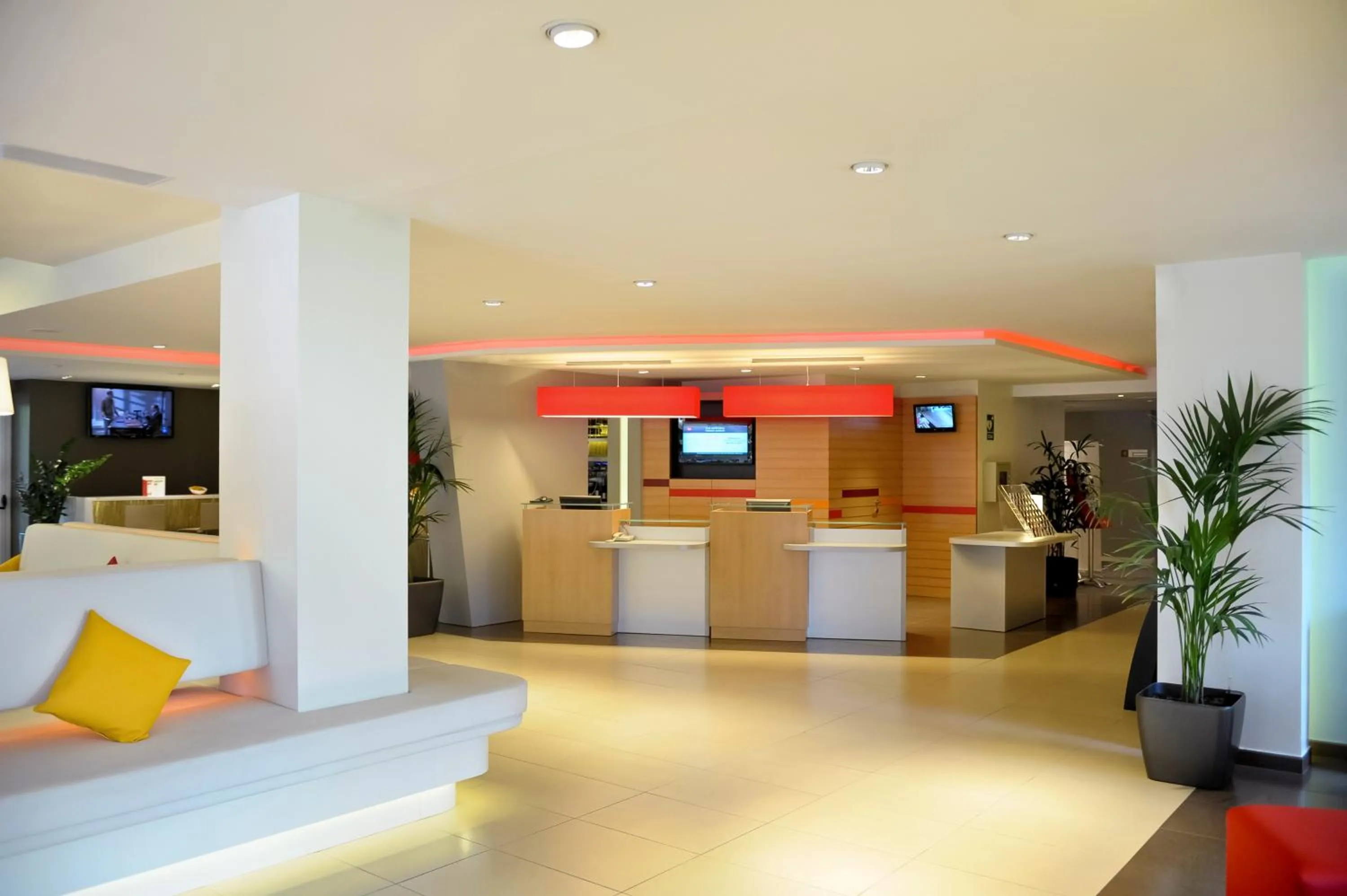 Lobby or reception in Ibis Cornella