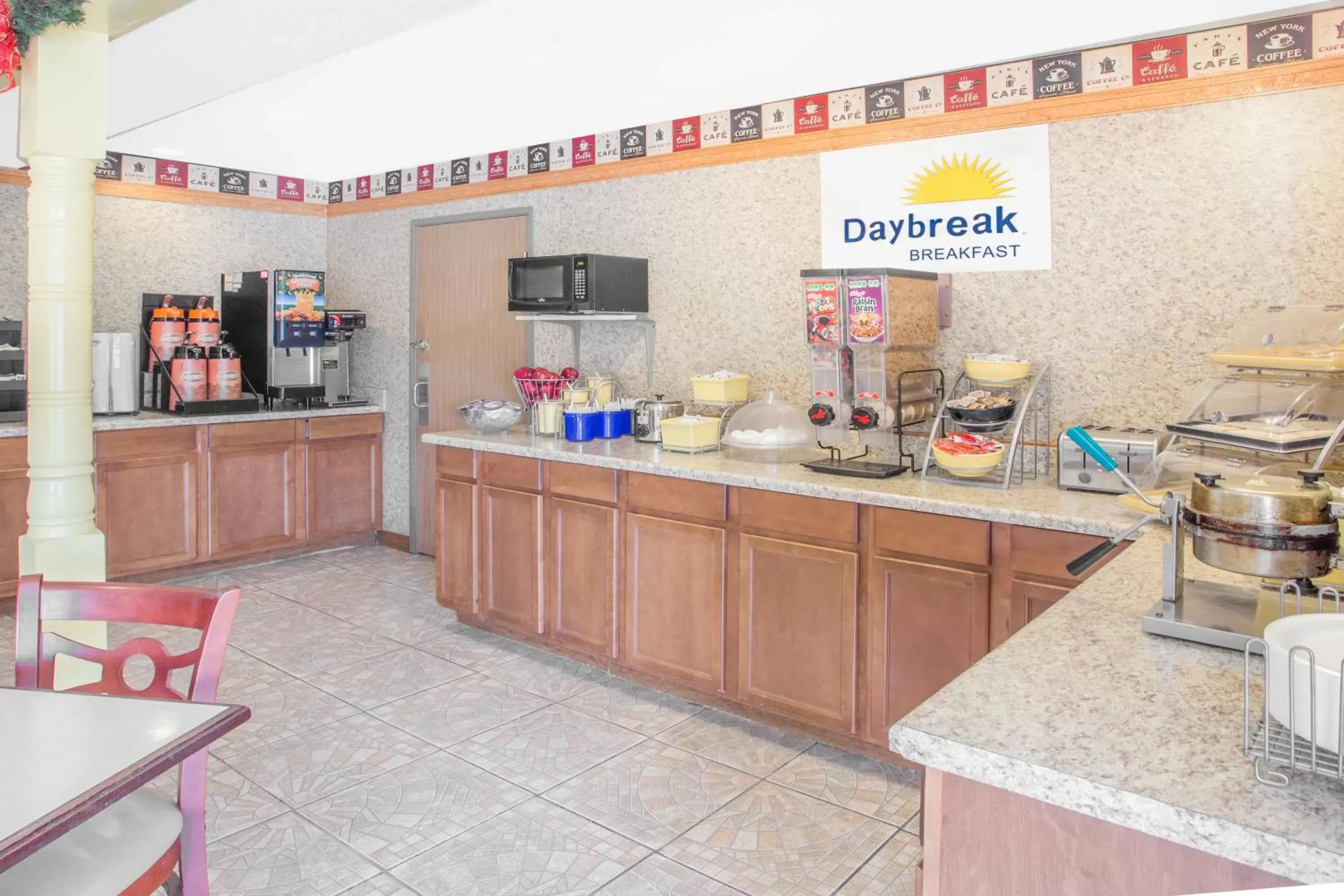 Continental breakfast, Kitchen/Kitchenette in Days Inn by Wyndham Lake Village