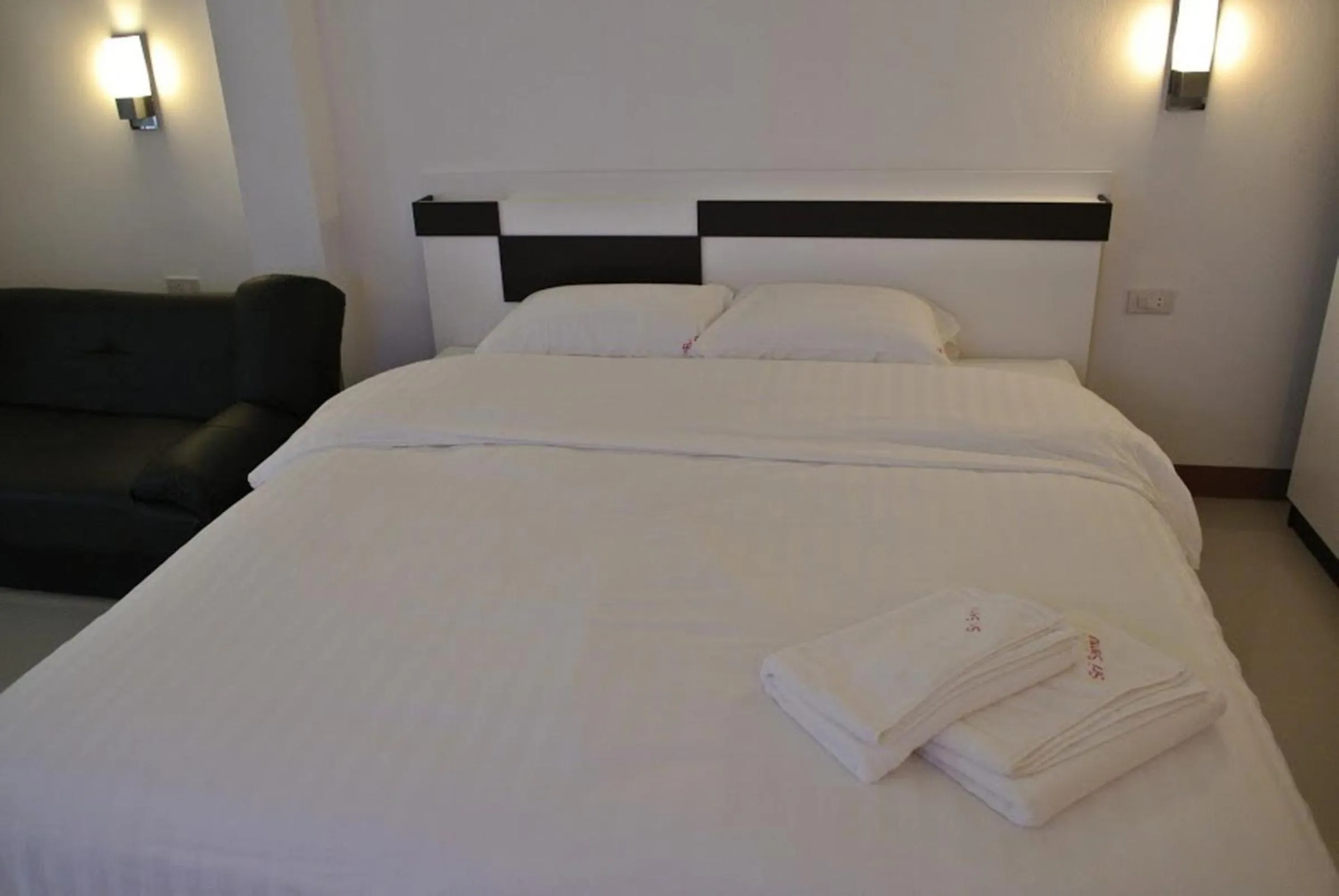 Photo of the whole room, Bed in Sri Samui