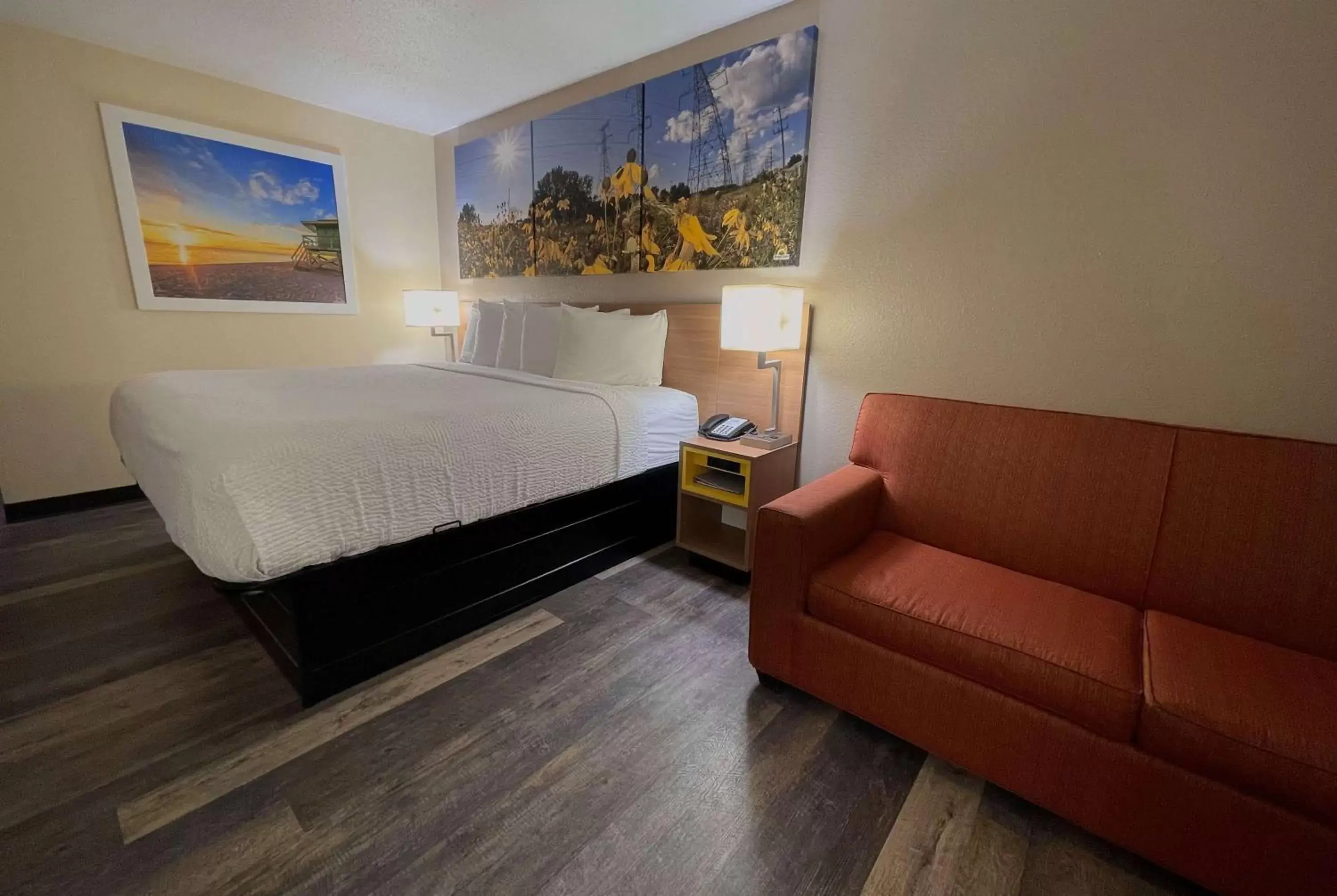 Photo of the whole room, Bed in Days Inn & Suites by Wyndham Kaukauna WI
