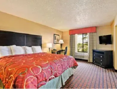 Photo of the whole room, Bed in Super 8 by Wyndham Texarkana AR