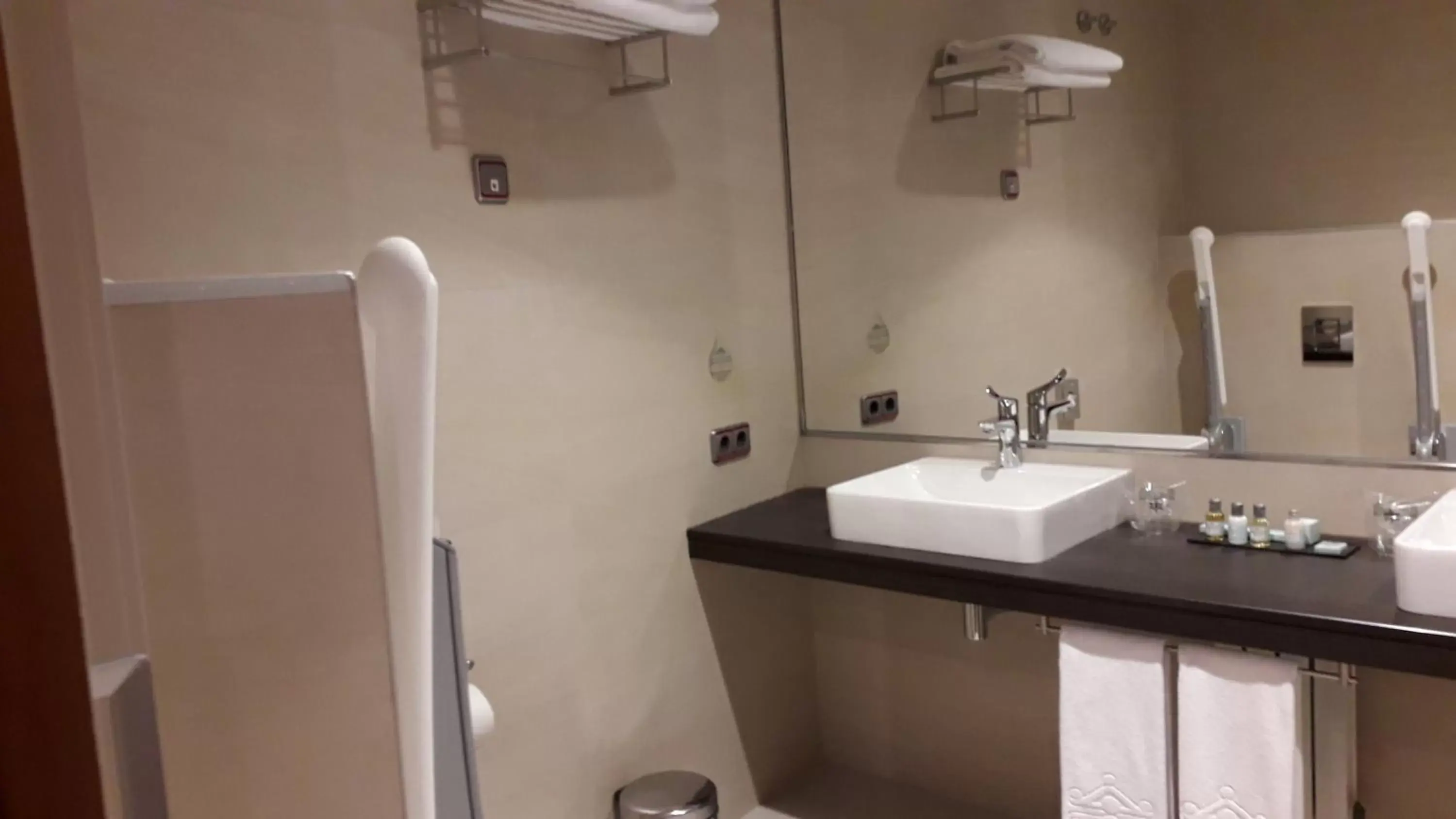 Facility for disabled guests, Bathroom in Parador de Santo Domingo de la Calzada