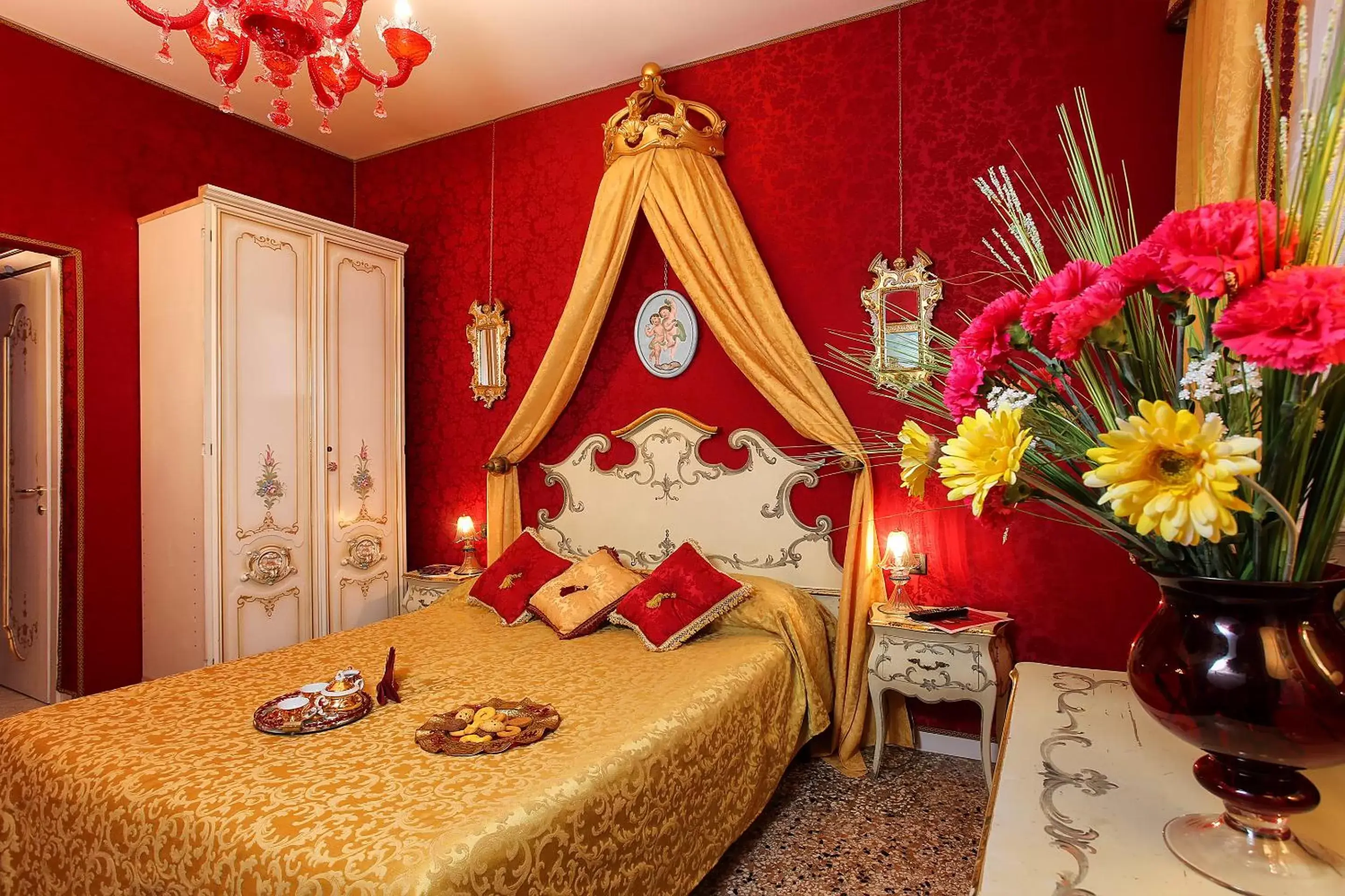 Photo of the whole room, Bed in Scalon del Doge