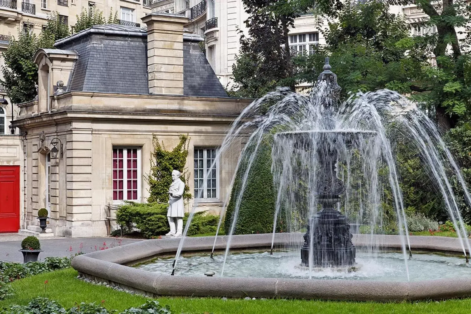 Garden view, Property Building in Saint James Paris