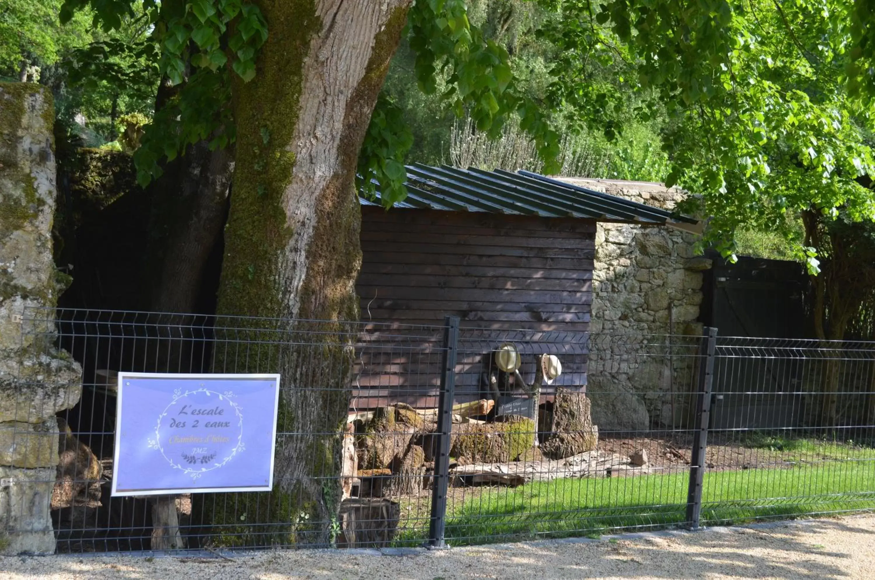 Property logo or sign in L'ESCALE DES 2 EAUX