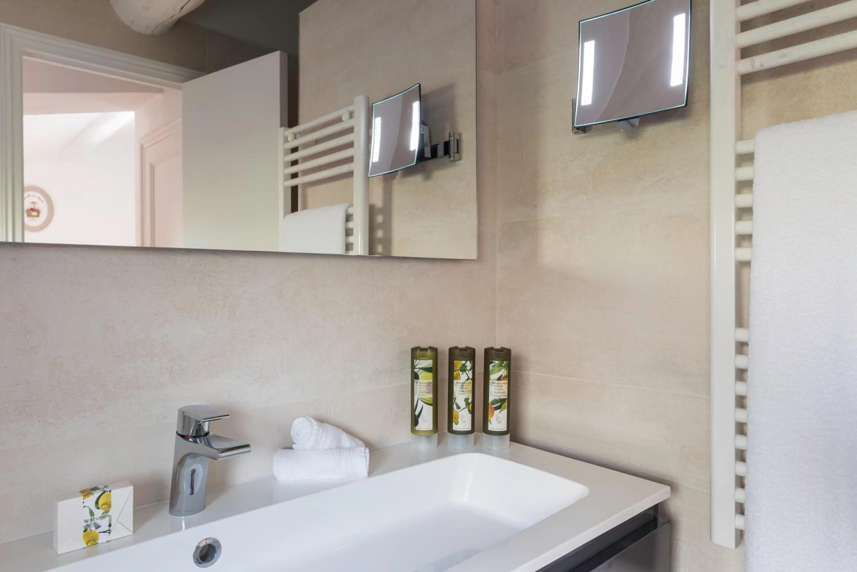 Bathroom in Mas des Romarins, The Originals Relais