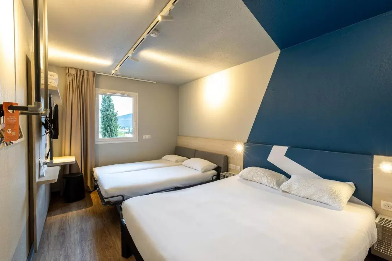 Bedroom, Bed in ibis Budget Millau Viaduc