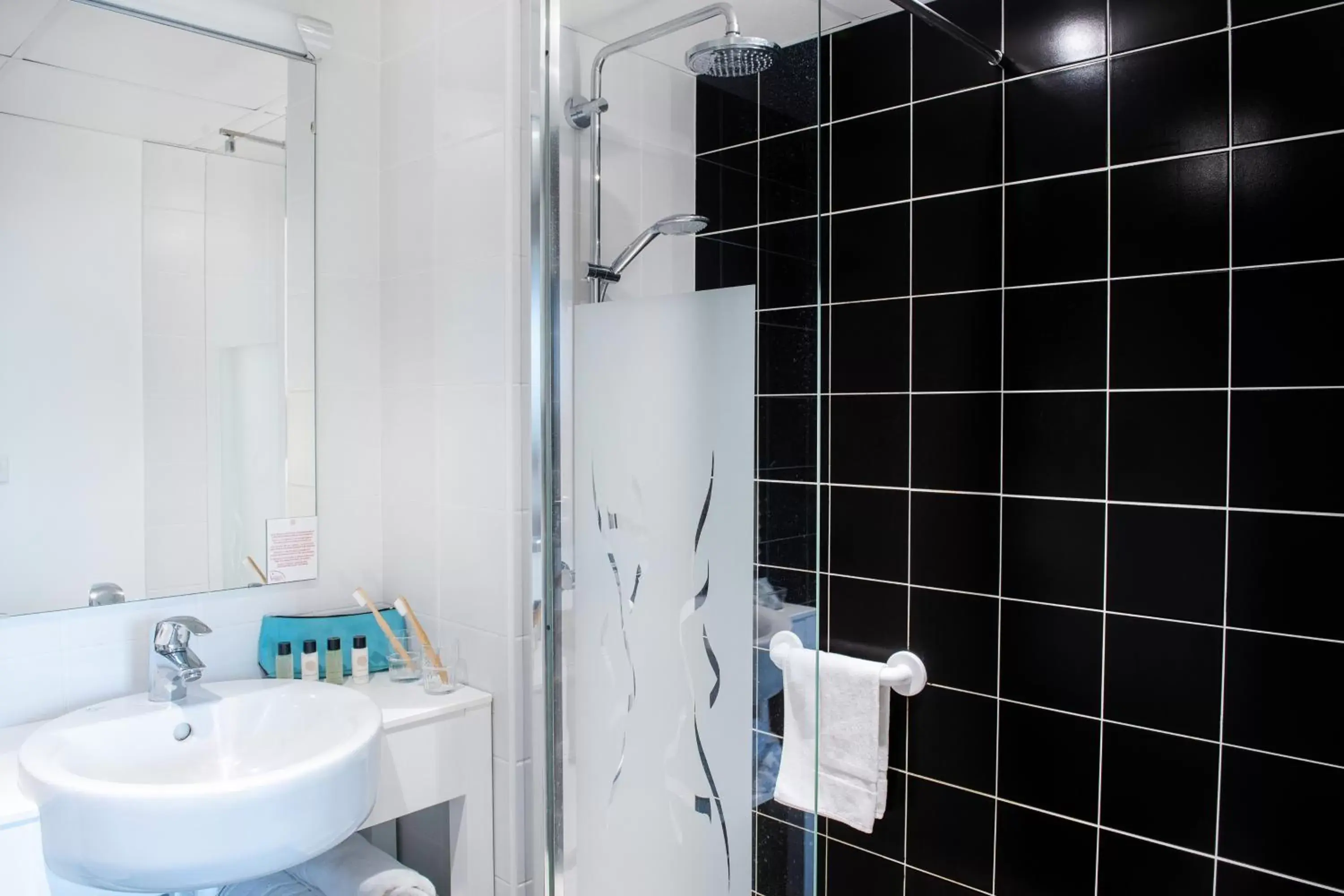 Shower, Bathroom in Hôtel Panorama