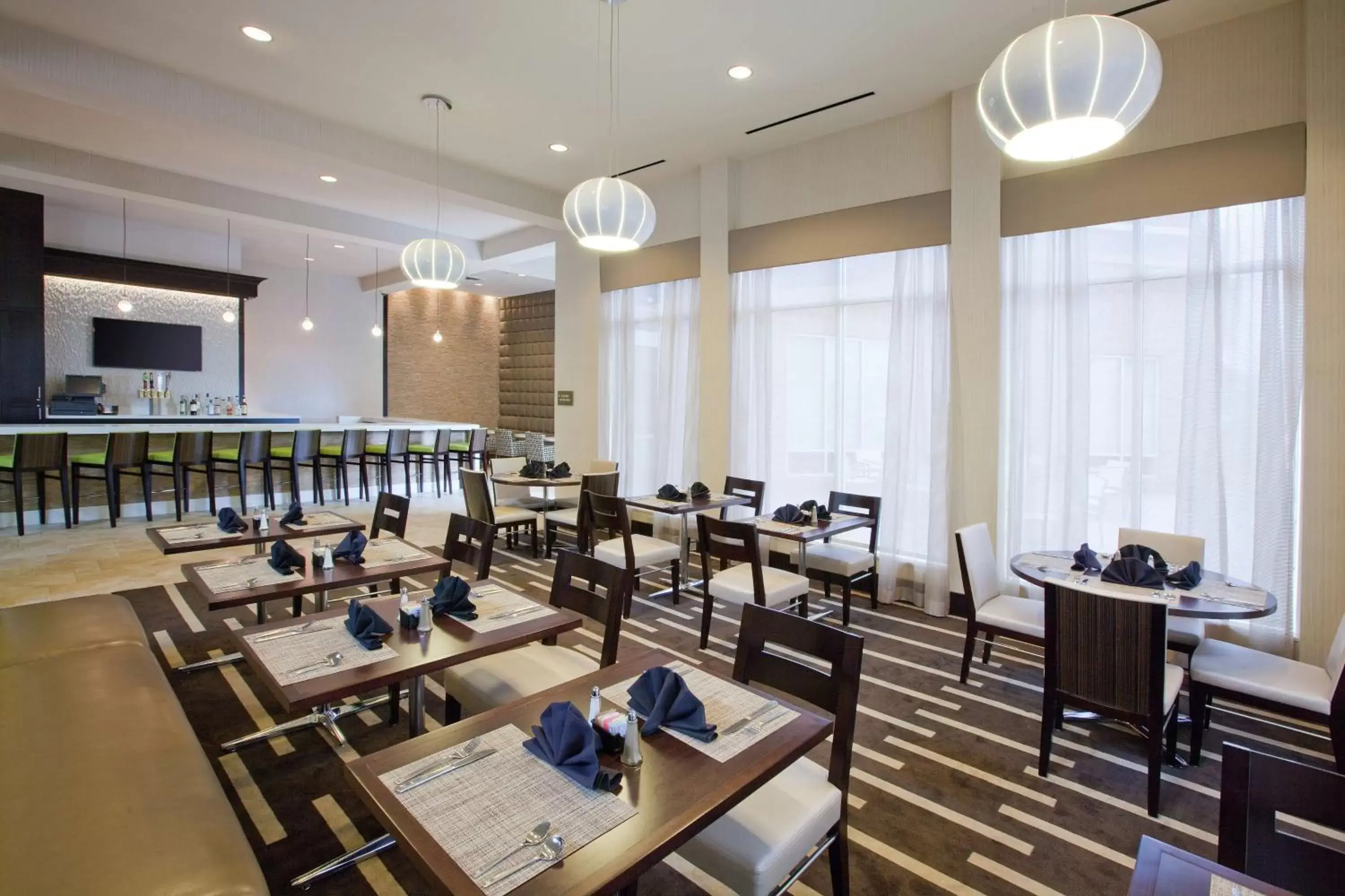 Lounge or bar, Restaurant/Places to Eat in Hilton Garden Inn Raleigh Cary