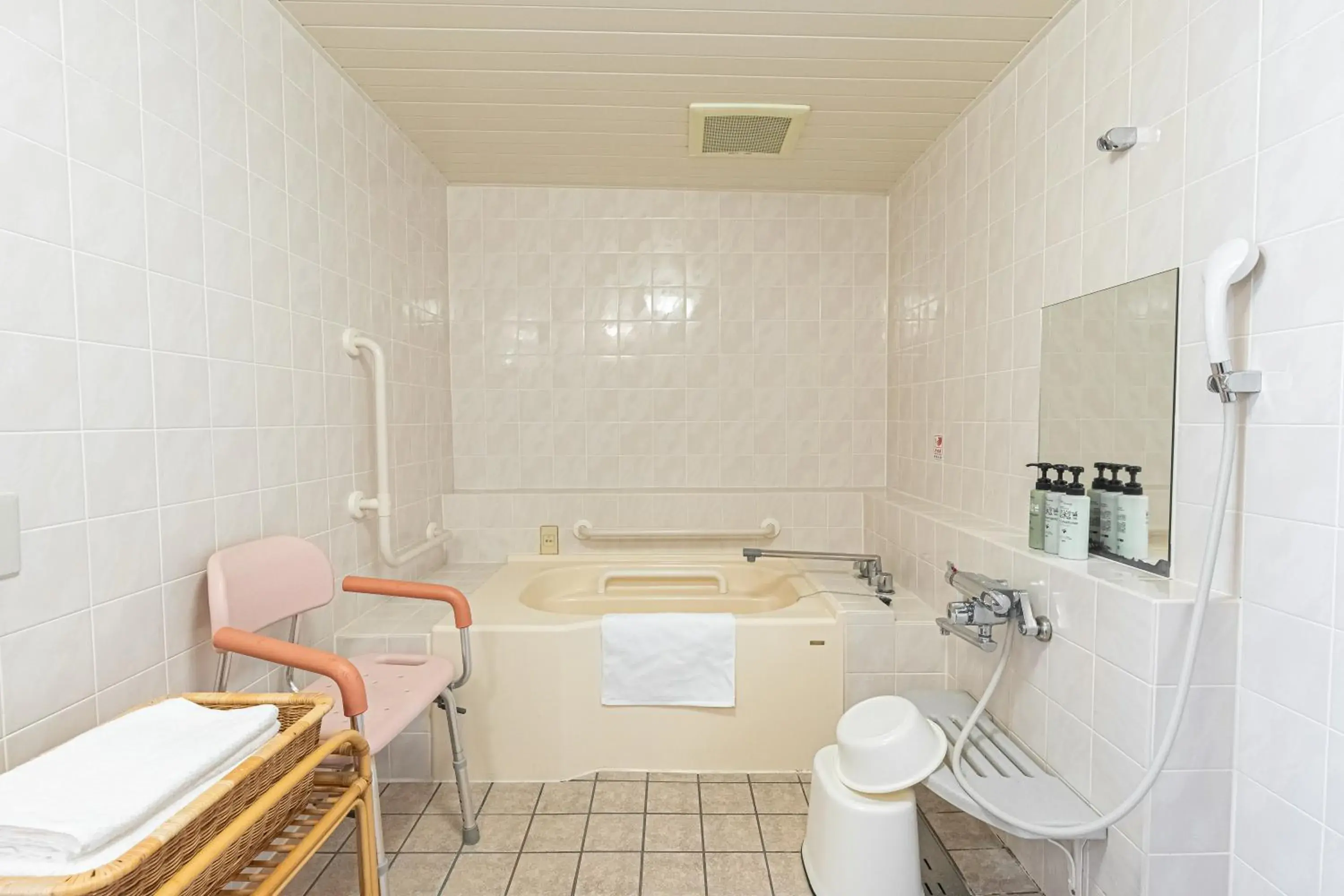 Bathroom in Forest Hongo by unito