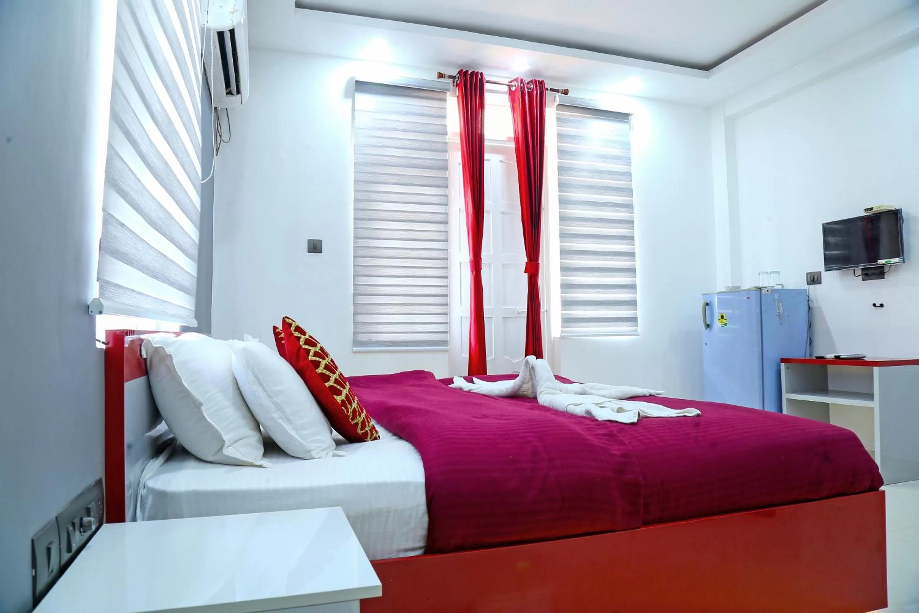 Photo of the whole room, Bed in M aples Jacks Place