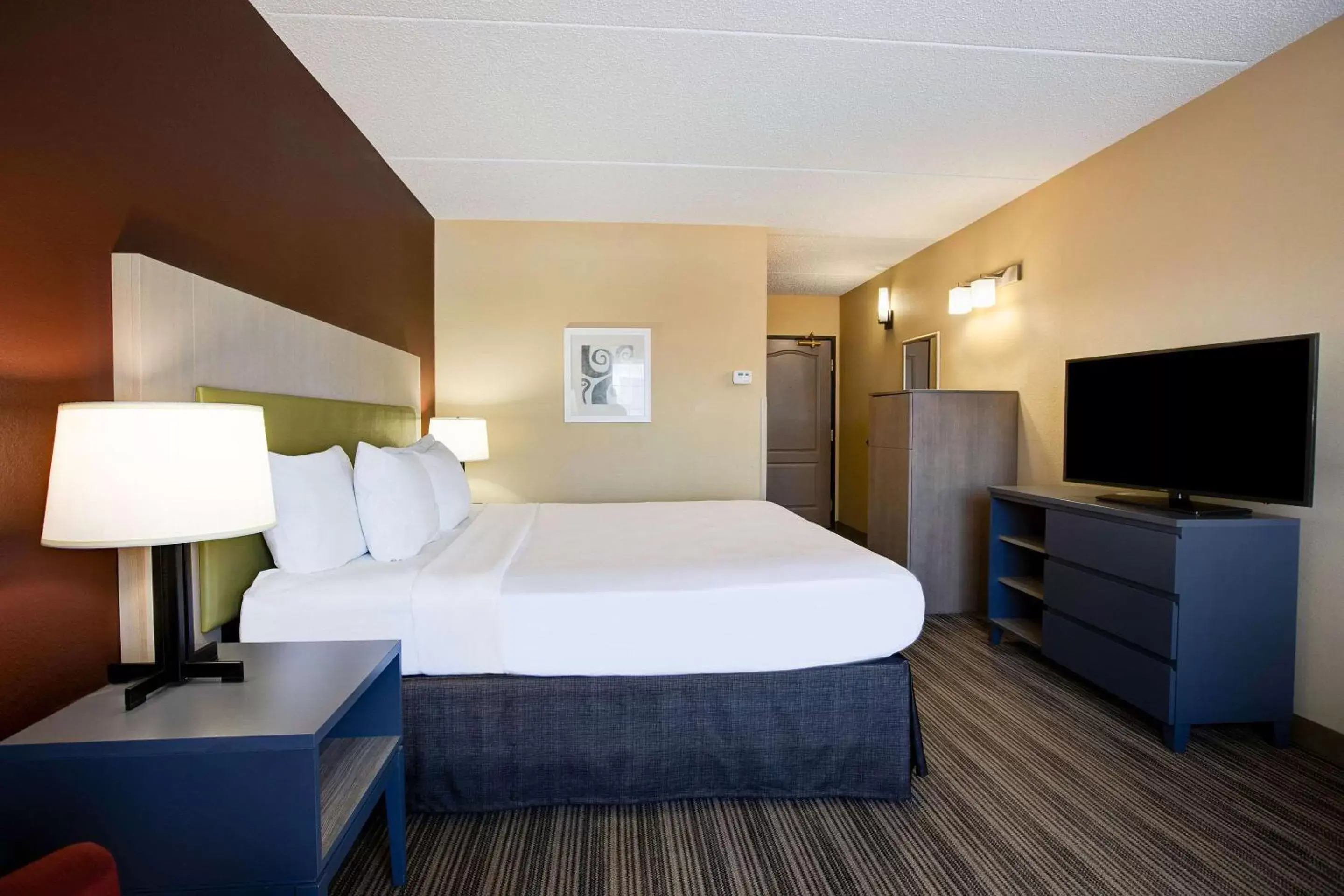 Photo of the whole room, Bed in Comfort Inn & Suites St. Paul Northeast