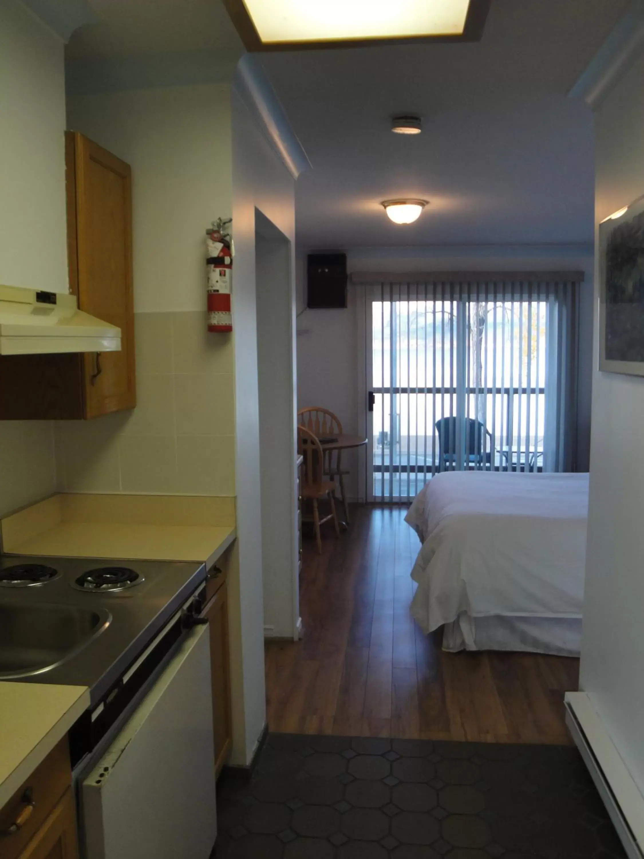 Kitchen or kitchenette, Kitchen/Kitchenette in Tiki Shores Inn & Suites