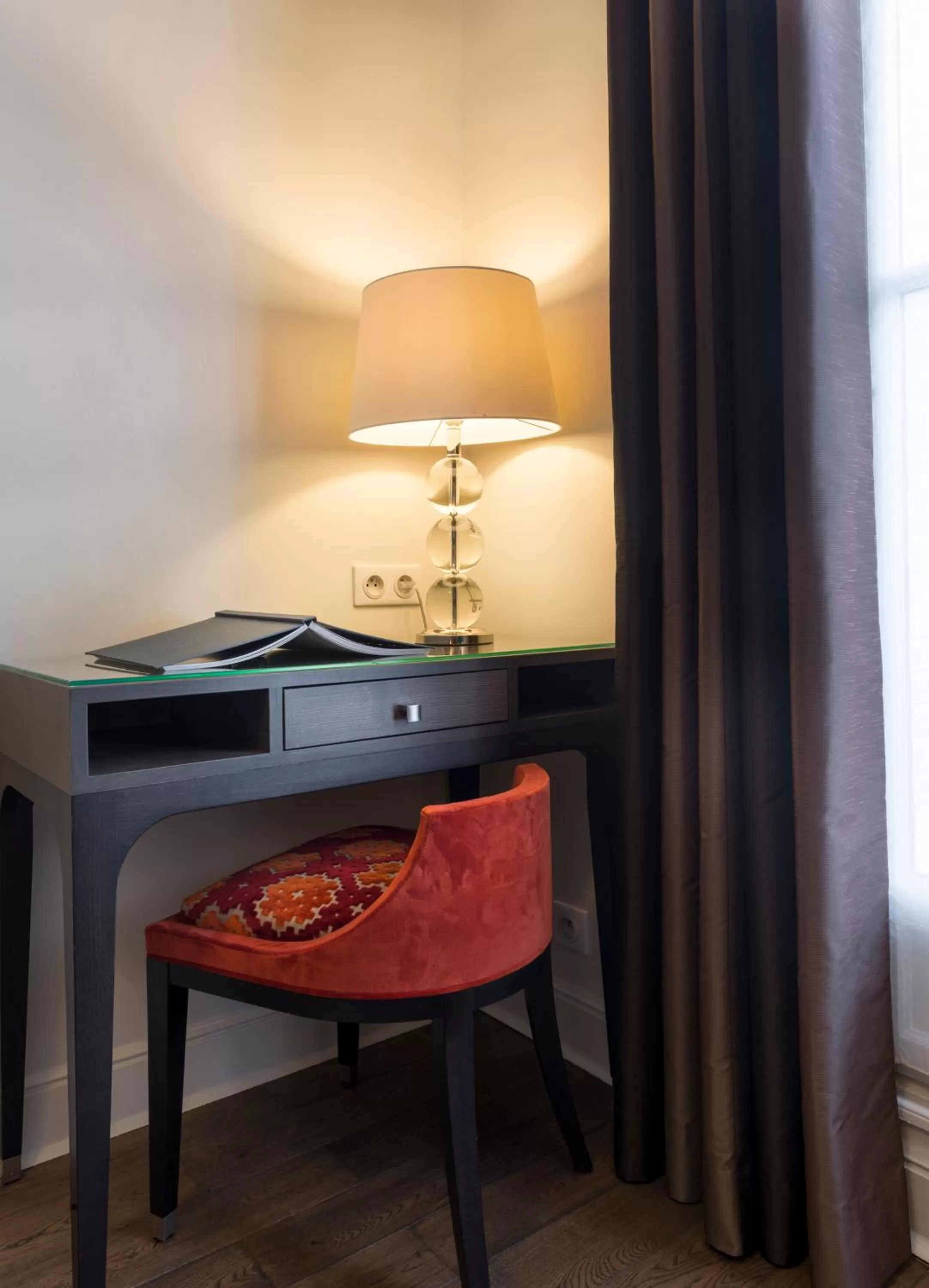 Decorative detail in Régence Etoile