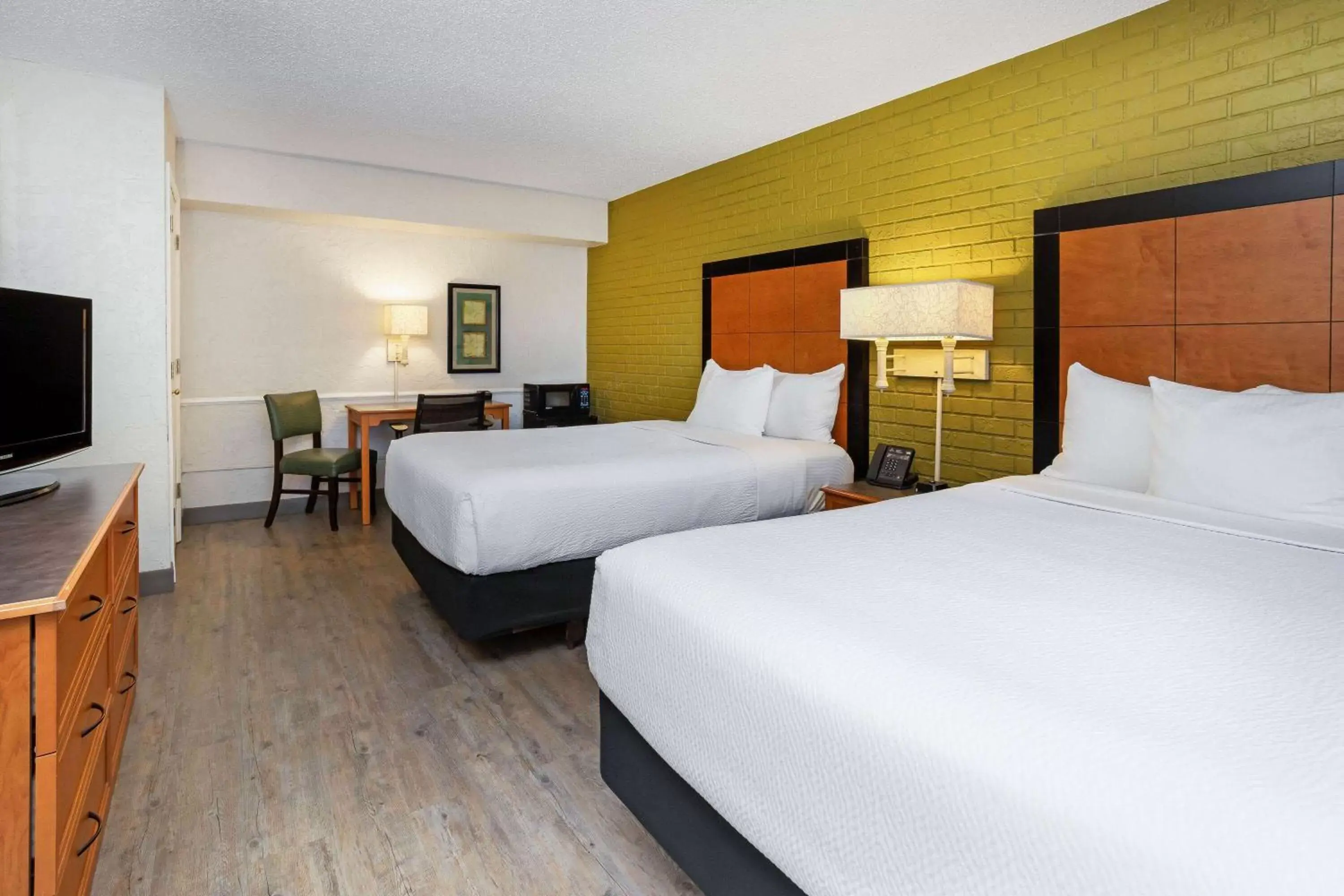 Photo of the whole room, Bed in La Quinta Inn Tampa Airport Stadium Westshore