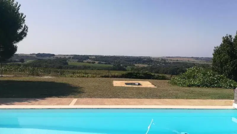 Natural landscape, Swimming Pool in Domaine de Cayre