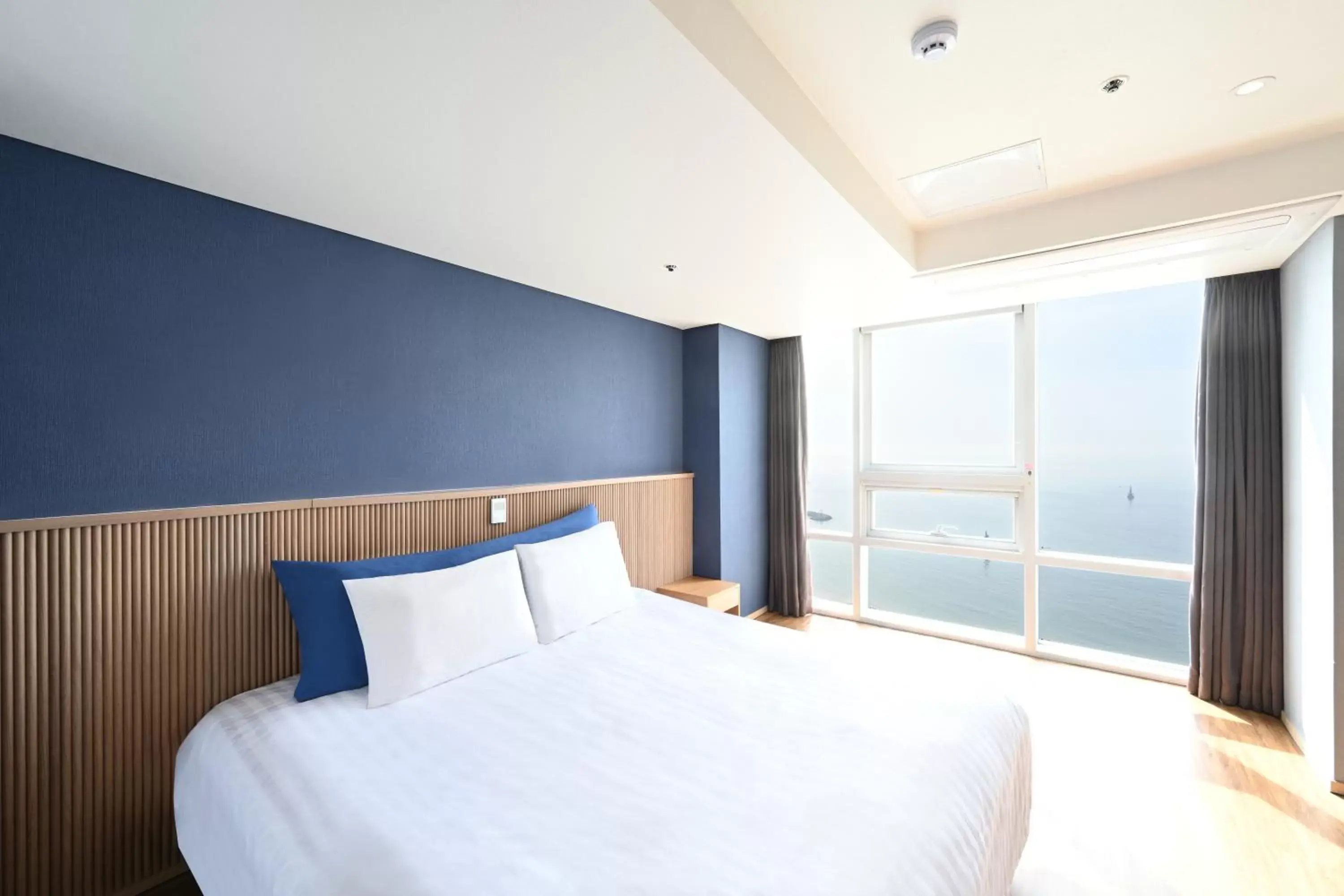 View (from property/room), Bed in Kolon Seacloud Hotel